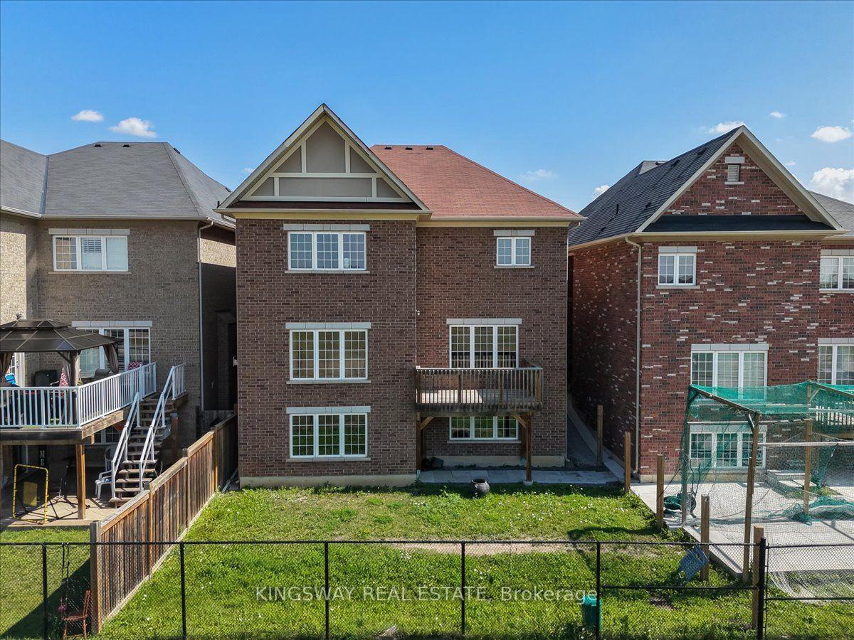 Photo 41 of 8 Monkton Circle, Brampton, Credit Valley — HOMEH