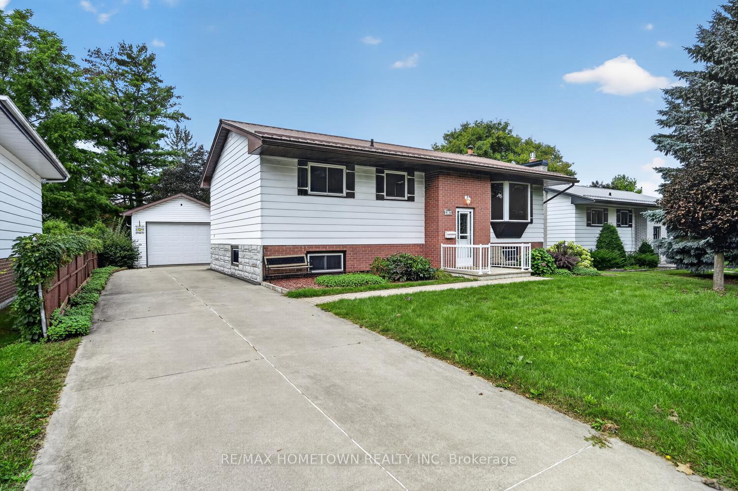 Photo 4 of 1362 Windsor Drive, Brockville, Brockville — HOMEH