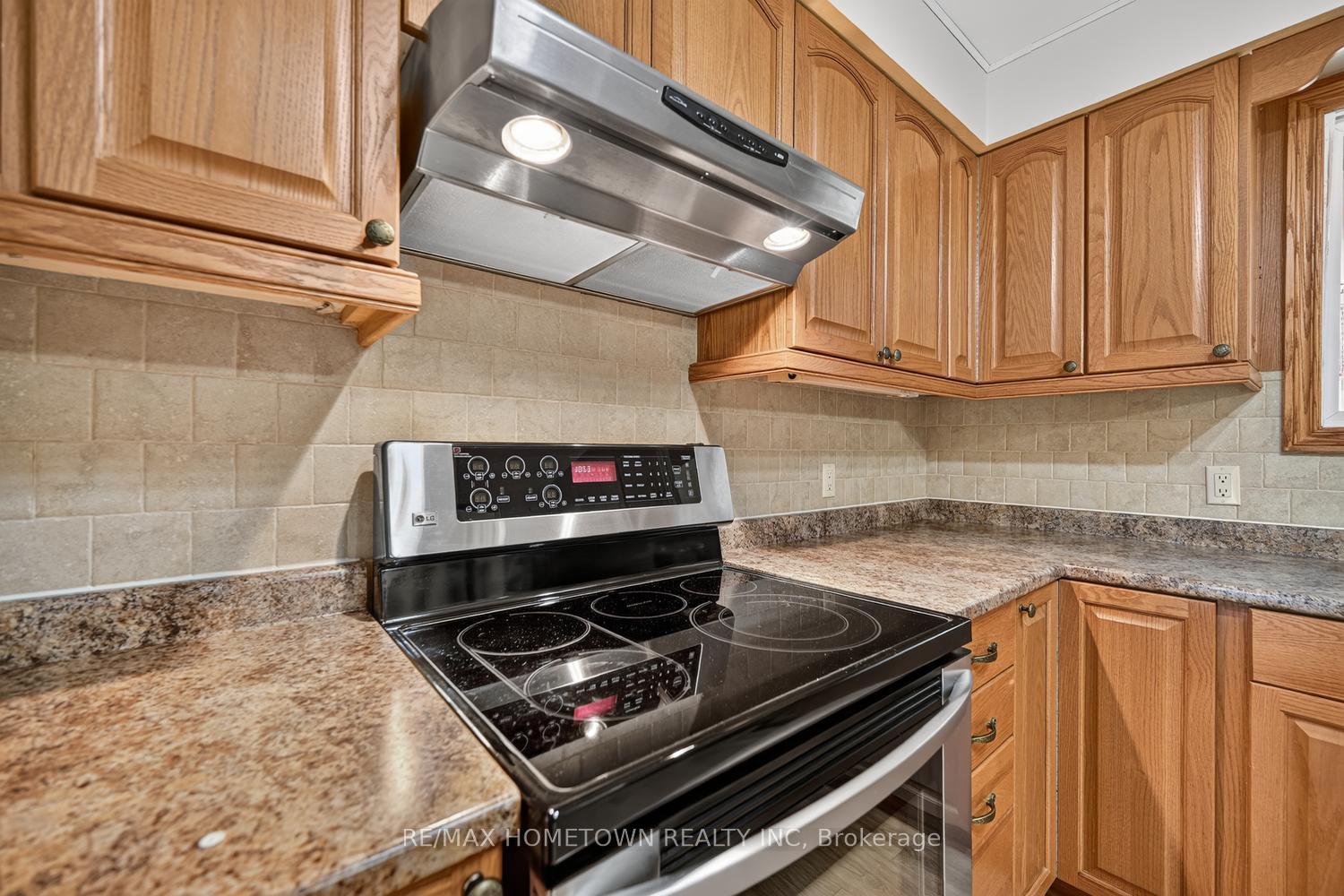 Photo 14 of 1362 Windsor Drive, Brockville, Brockville — HOMEH