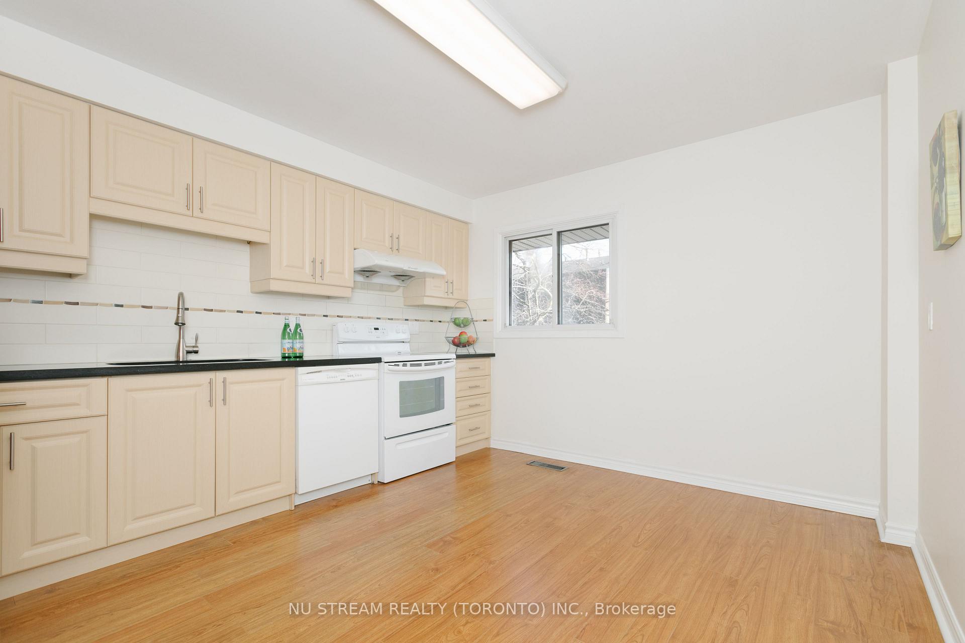Photo 3 of 57 Gypsy Roseway, North York, Willowdale East — HOMEH