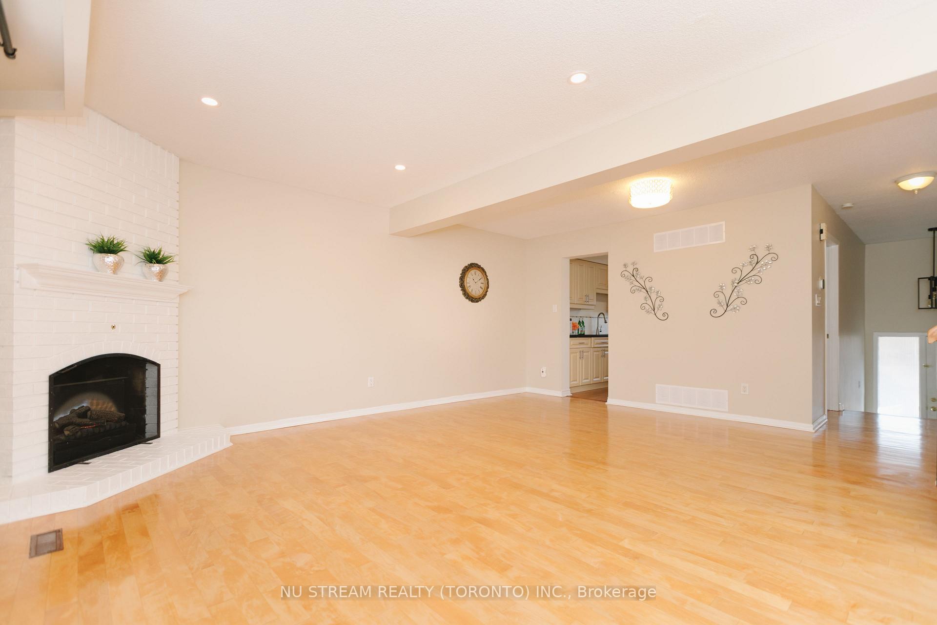 Photo 5 of 57 Gypsy Roseway, North York, Willowdale East — HOMEH