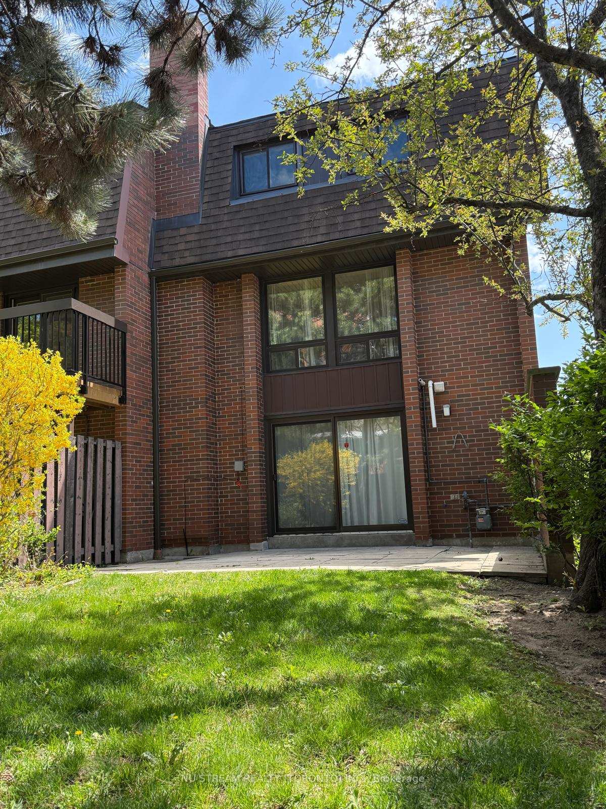 Photo 16 of 57 Gypsy Roseway, North York, Willowdale East — HOMEH