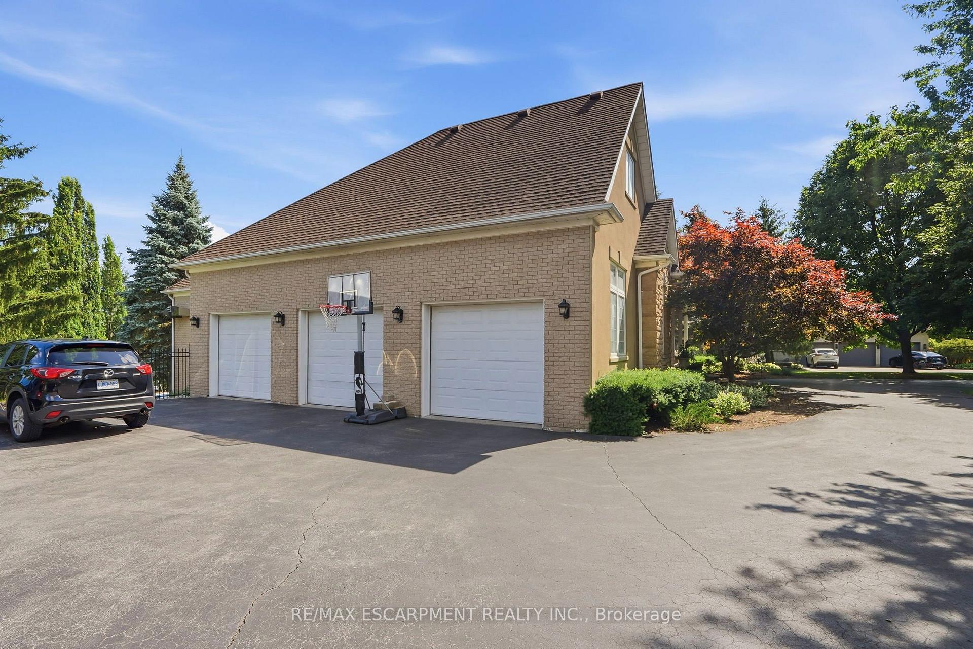 Photo 3 of 11 Palomino Drive, Hamilton, Rural Flamborough — HOMEH