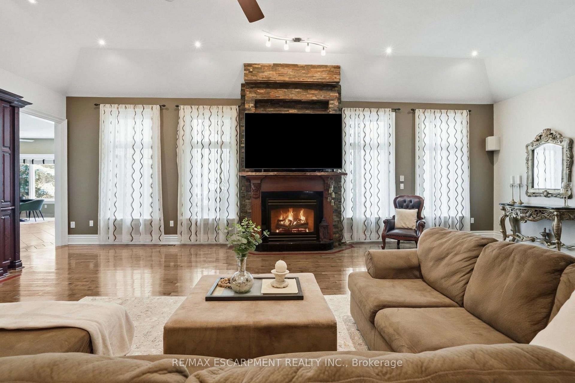 Photo 8 of 11 Palomino Drive, Hamilton, Rural Flamborough — HOMEH