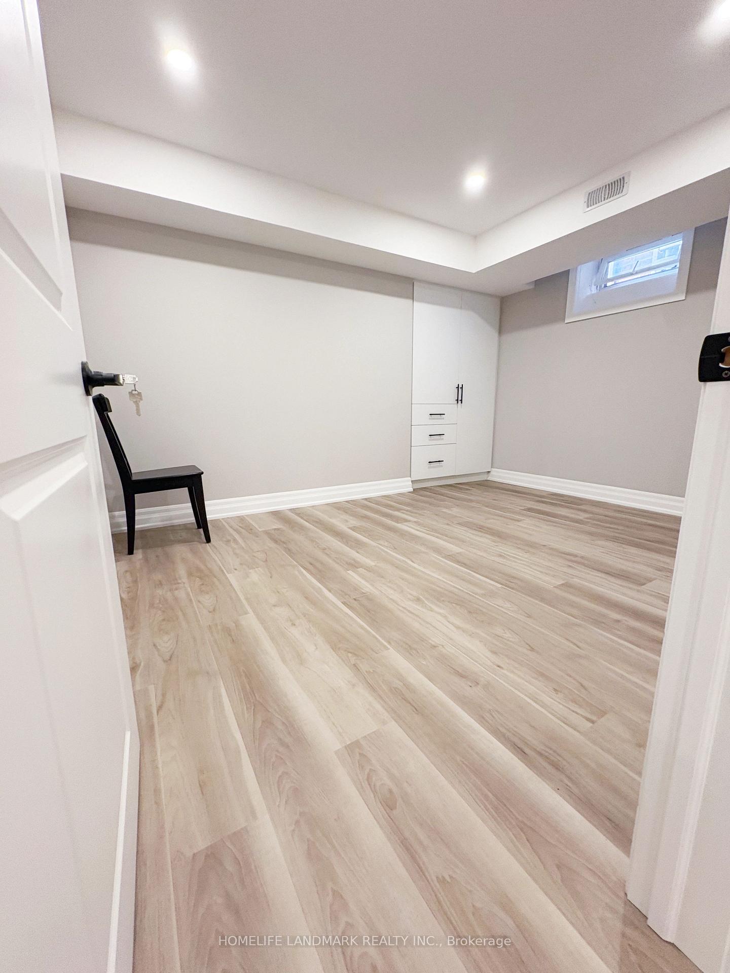 Photo 5 of 18 Halldorson Avenue, Aurora, Bayview Northeast — HOMEH