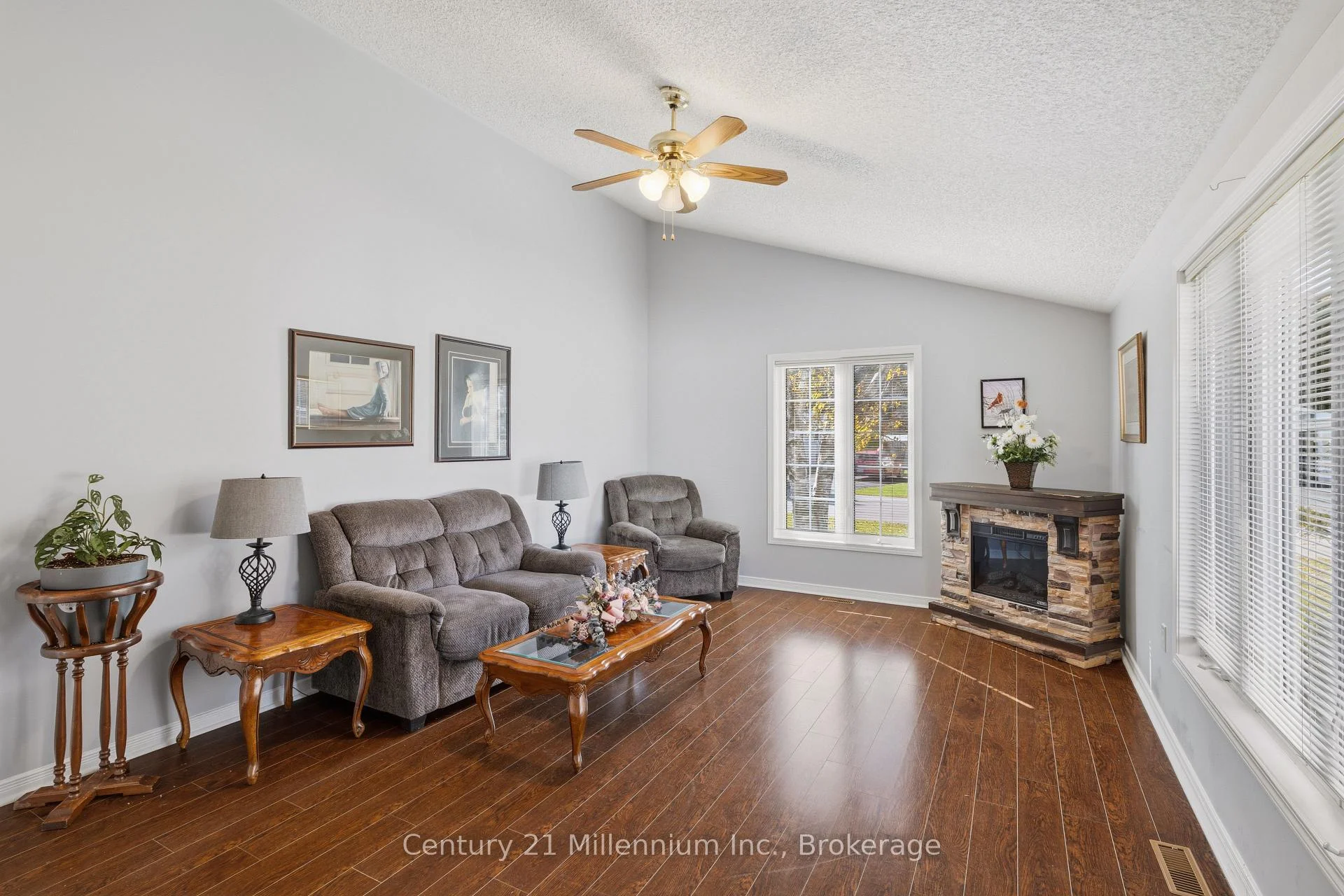 Photo 8 of 22 Indiana Avenue E, Wasaga Beach — HOMEH