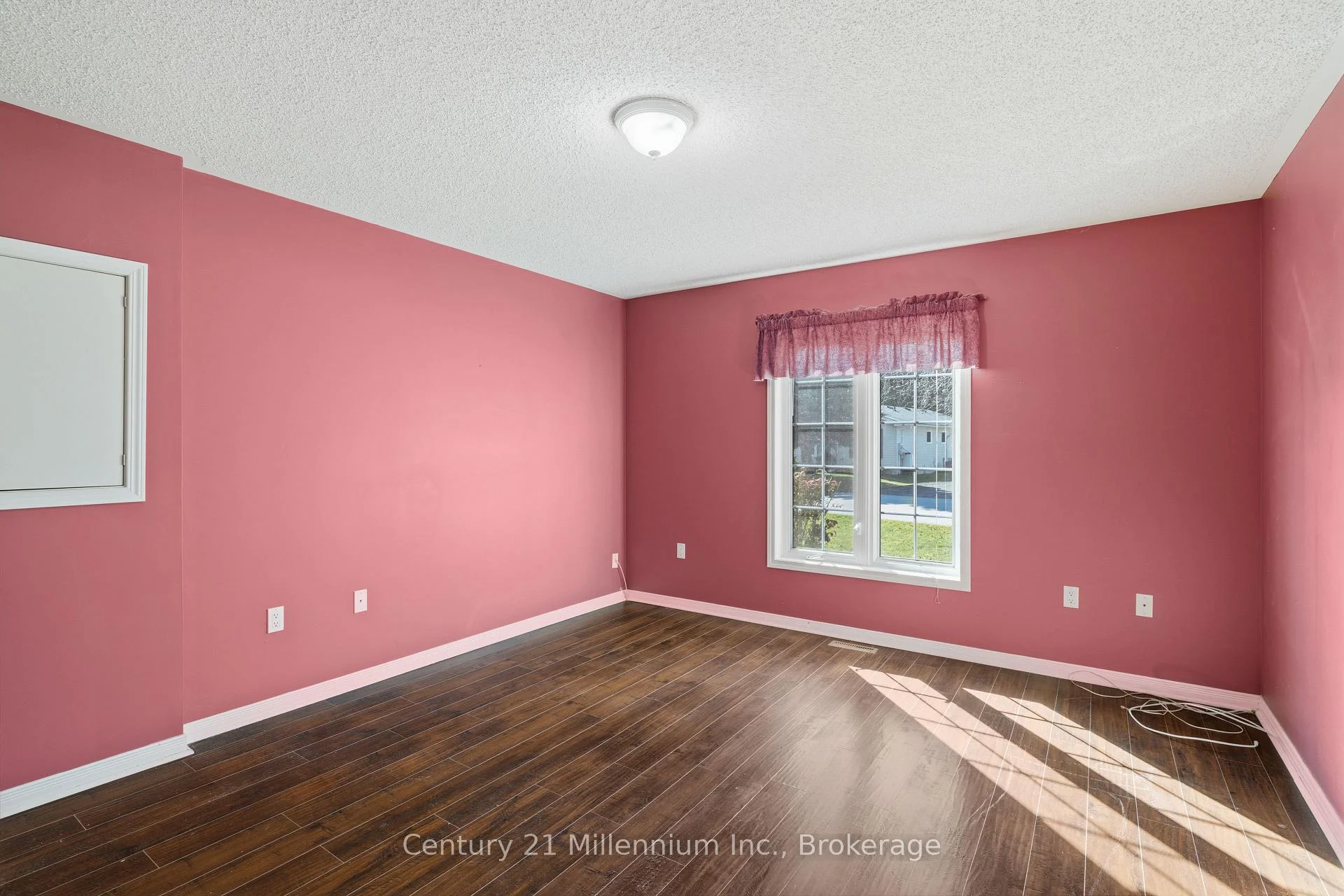 Photo 10 of 22 Indiana Avenue E, Wasaga Beach — HOMEH