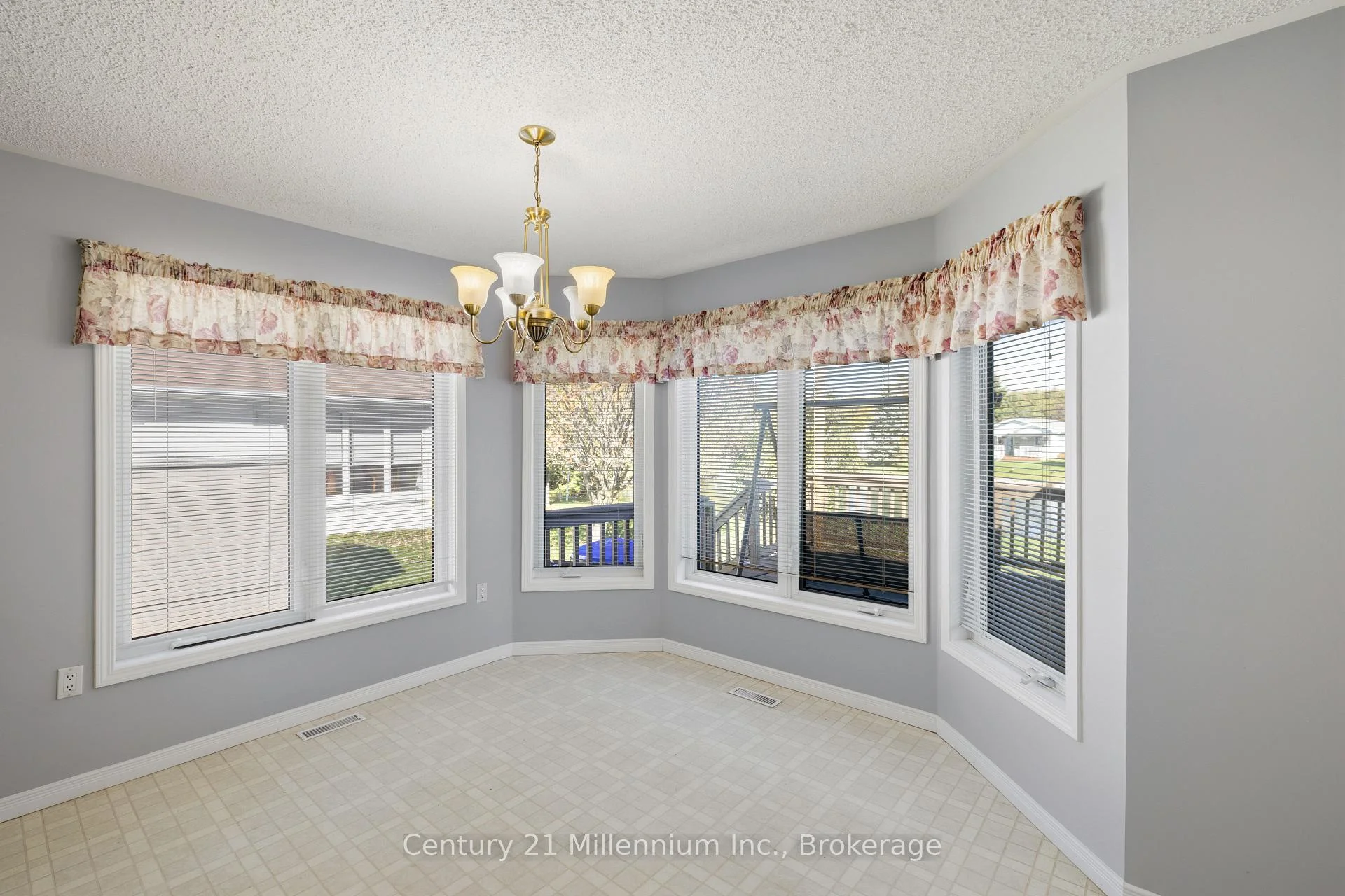 Photo 18 of 22 Indiana Avenue E, Wasaga Beach — HOMEH