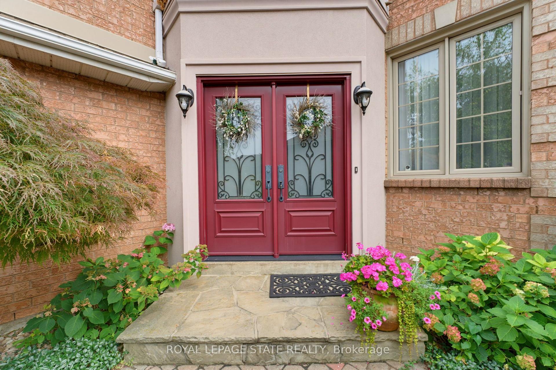 Photo 3 of 144 Cove Crescent, Hamilton, Lakeshore — HOMEH