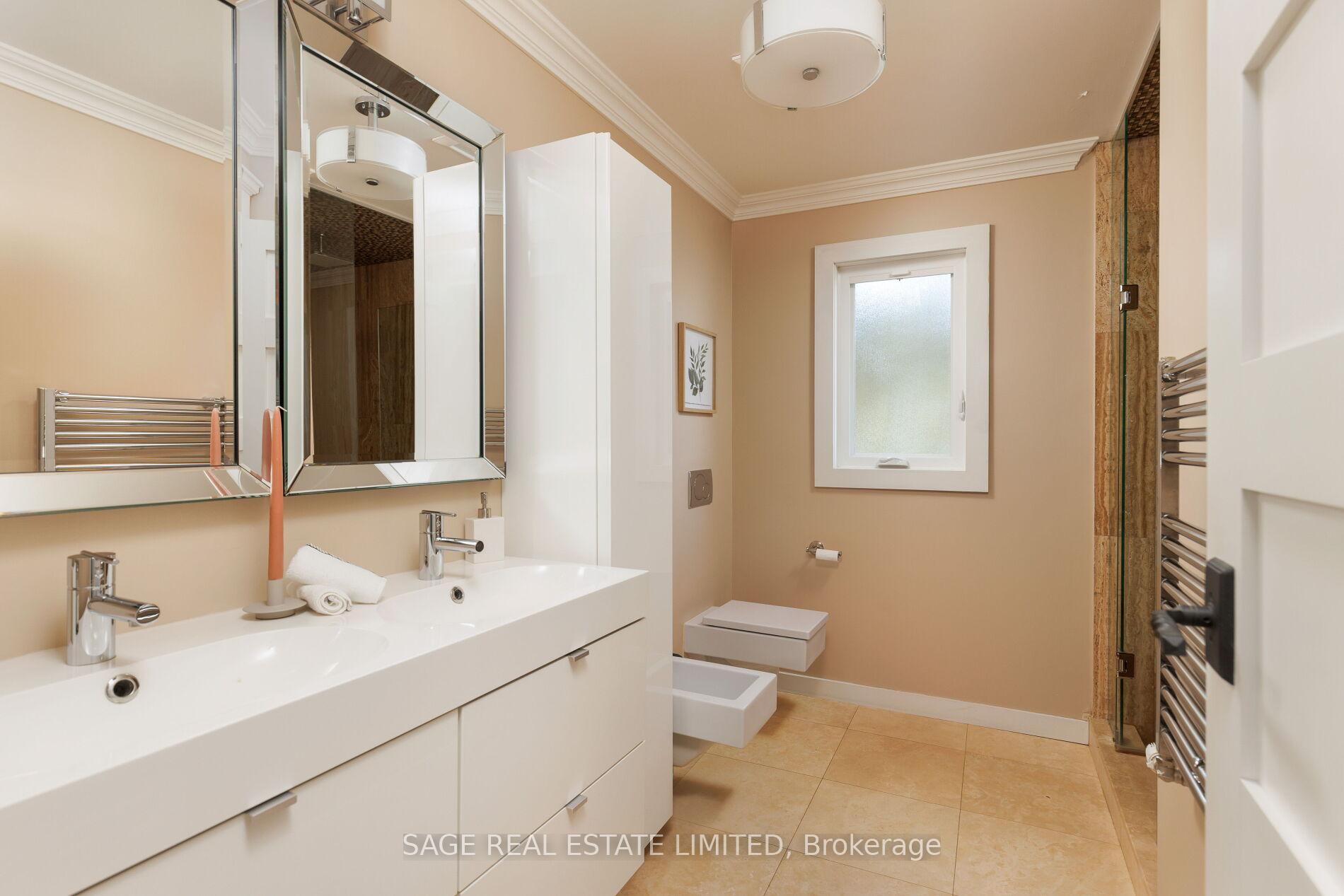 Photo 23 of 39 Loyalist Road, Etobicoke, Kingsway South — HOMEH