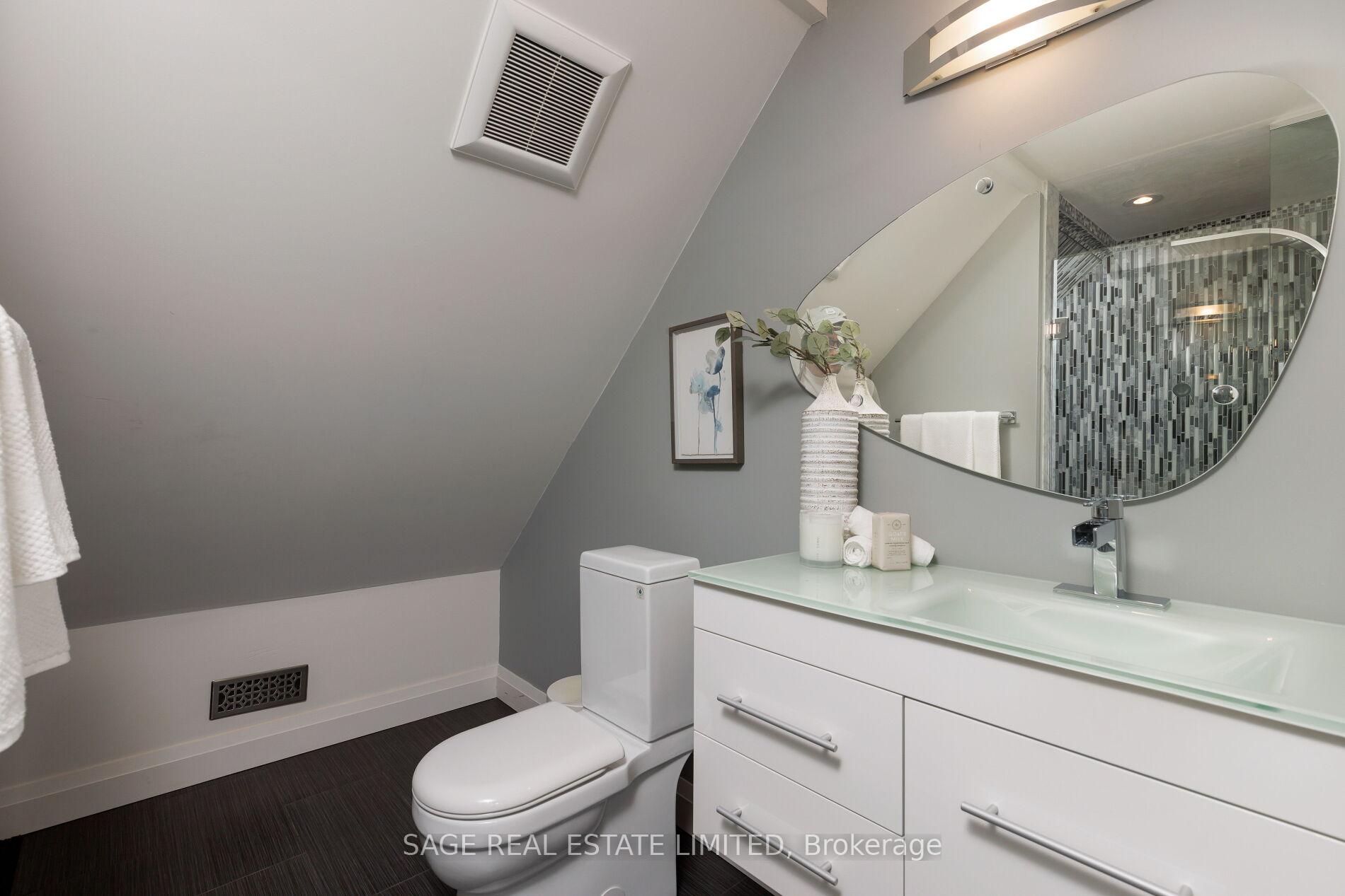 Photo 34 of 39 Loyalist Road, Etobicoke, Kingsway South — HOMEH