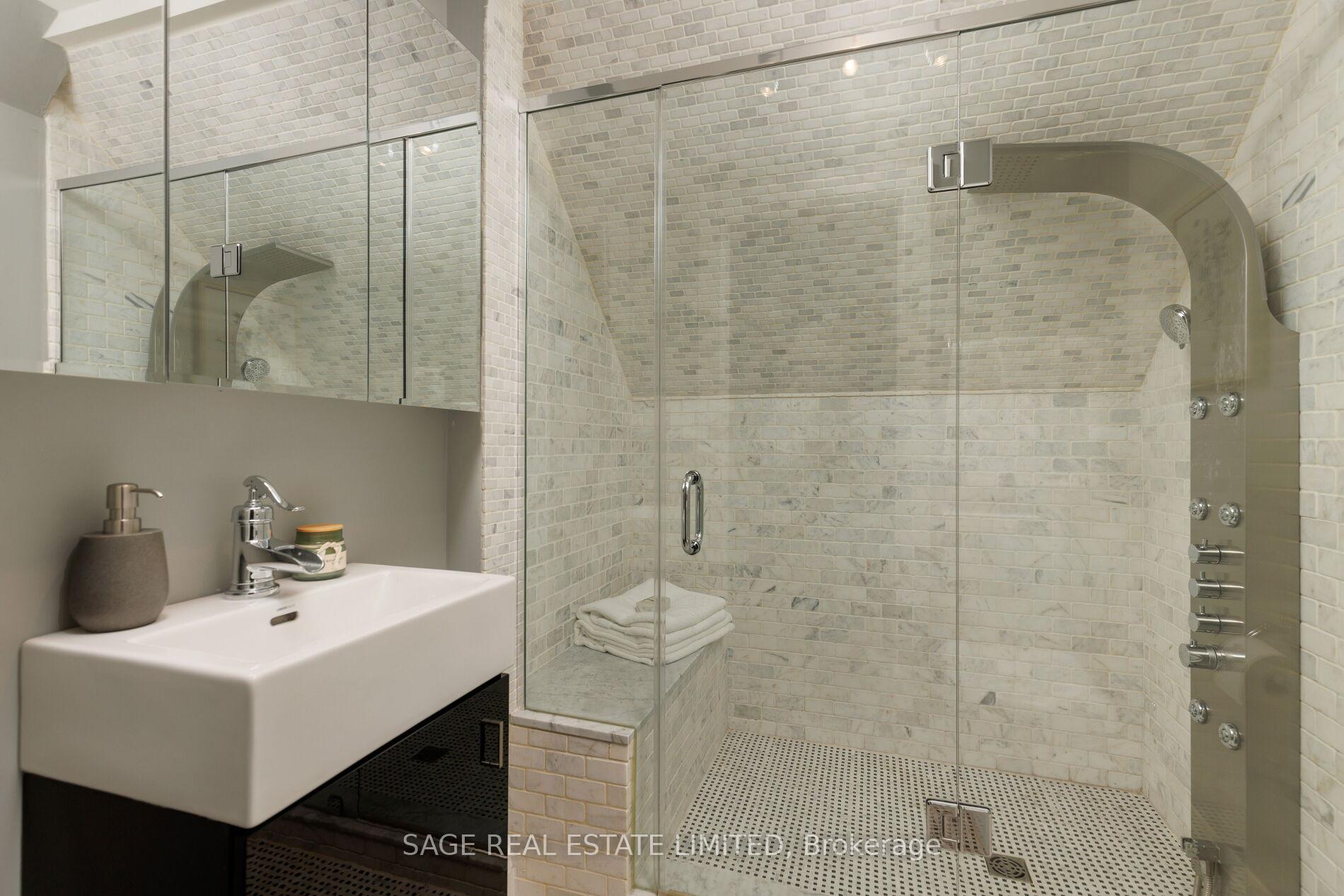 Photo 37 of 39 Loyalist Road, Etobicoke, Kingsway South — HOMEH