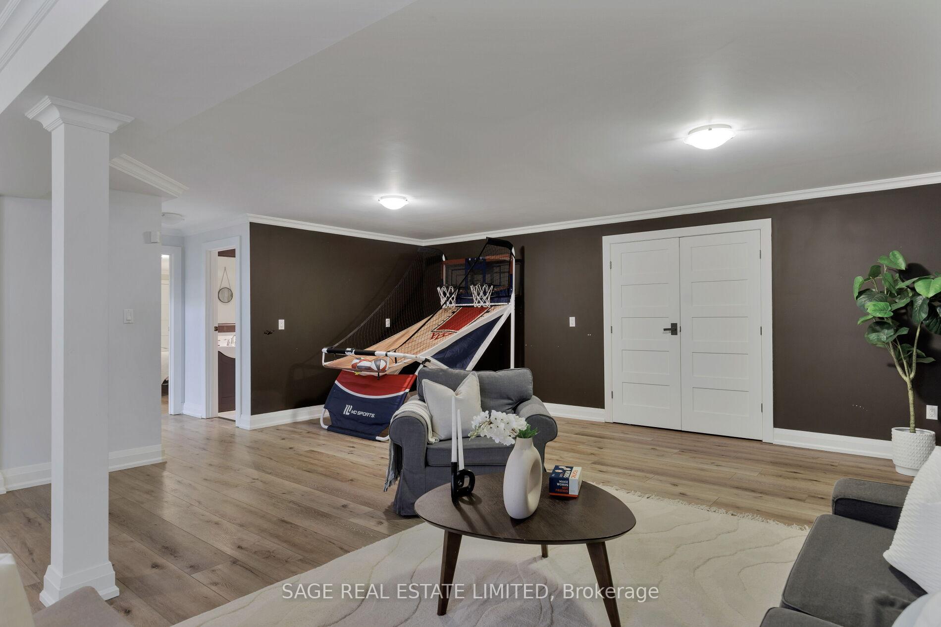 Photo 41 of 39 Loyalist Road, Etobicoke, Kingsway South — HOMEH