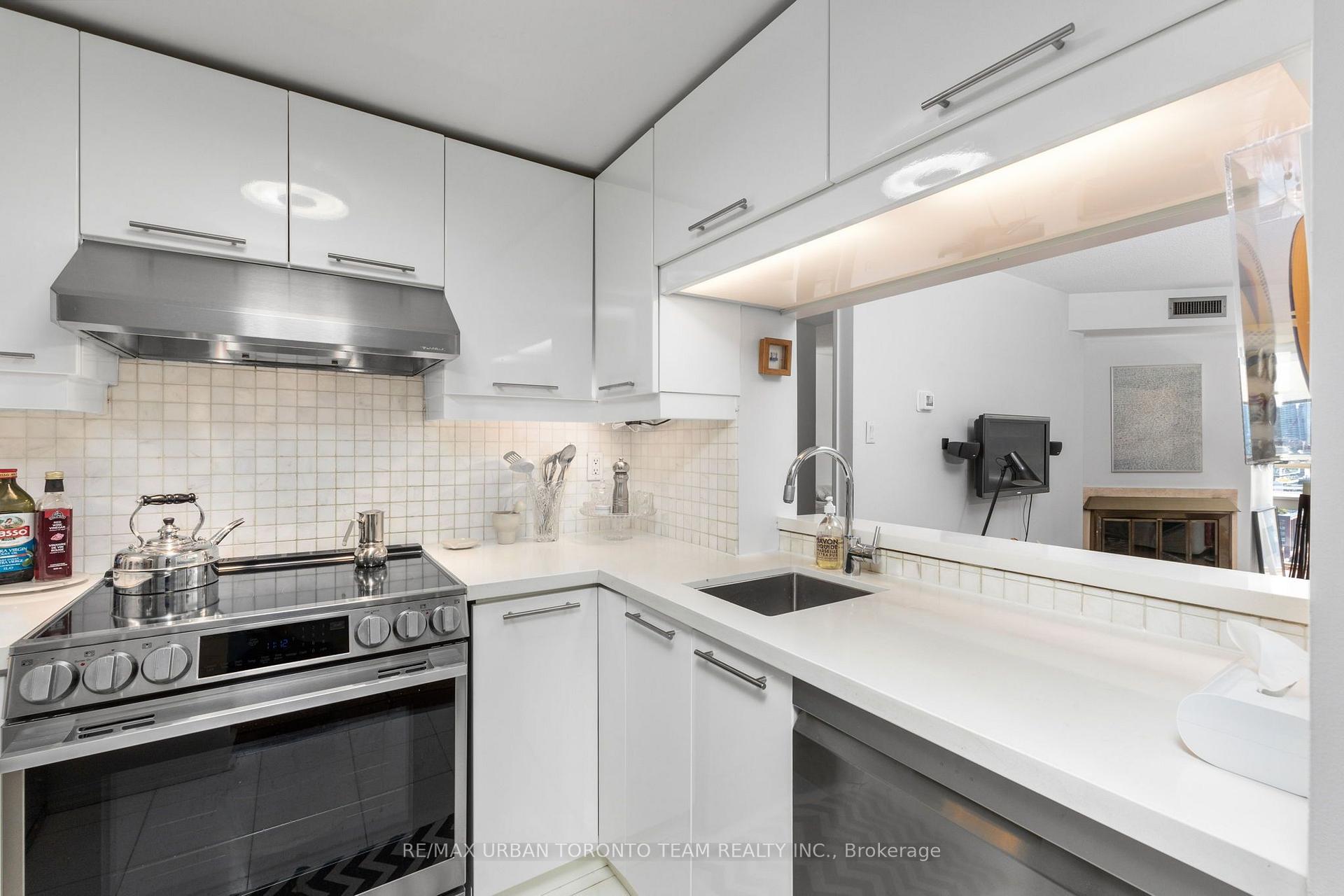 Photo 12 of Unit 1903, 705 King Street W, Toronto, Niagara — HOMEH