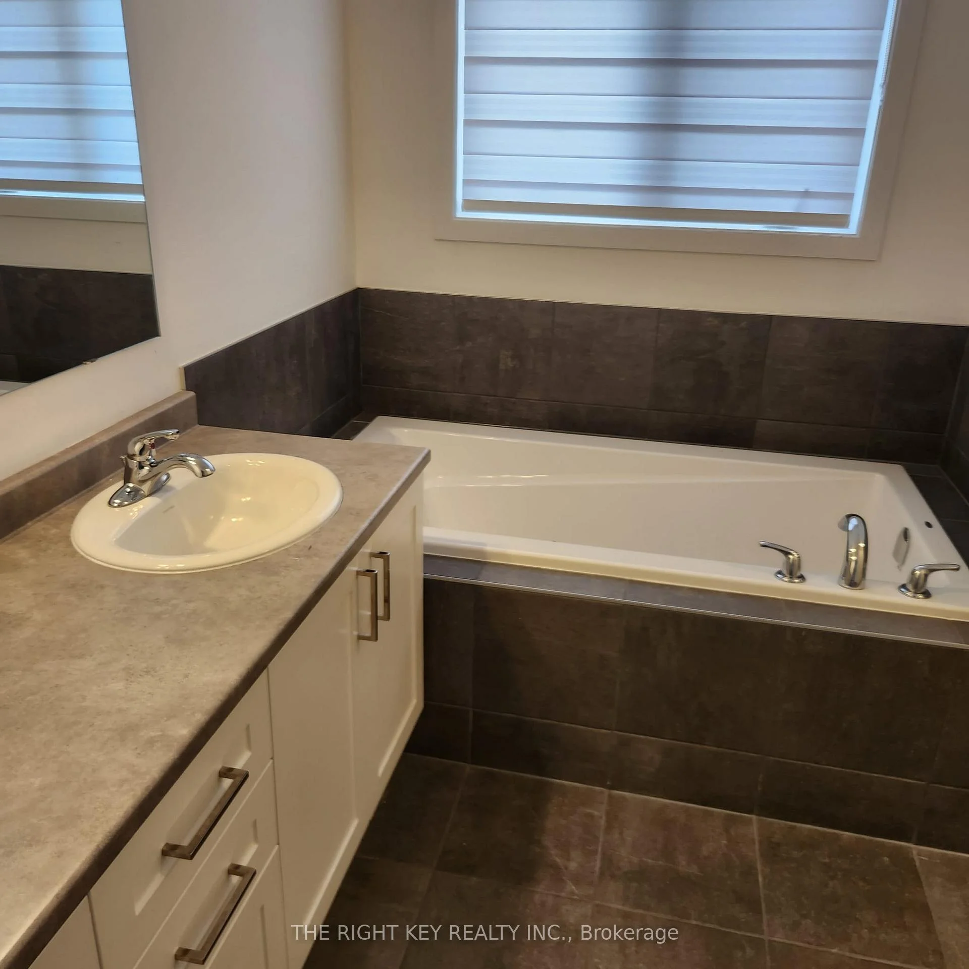 Photo 17 of 32 Dun Skipper Drive, Ottawa, Blossom Park/Kemp Park/Findlay Creek — HOMEH