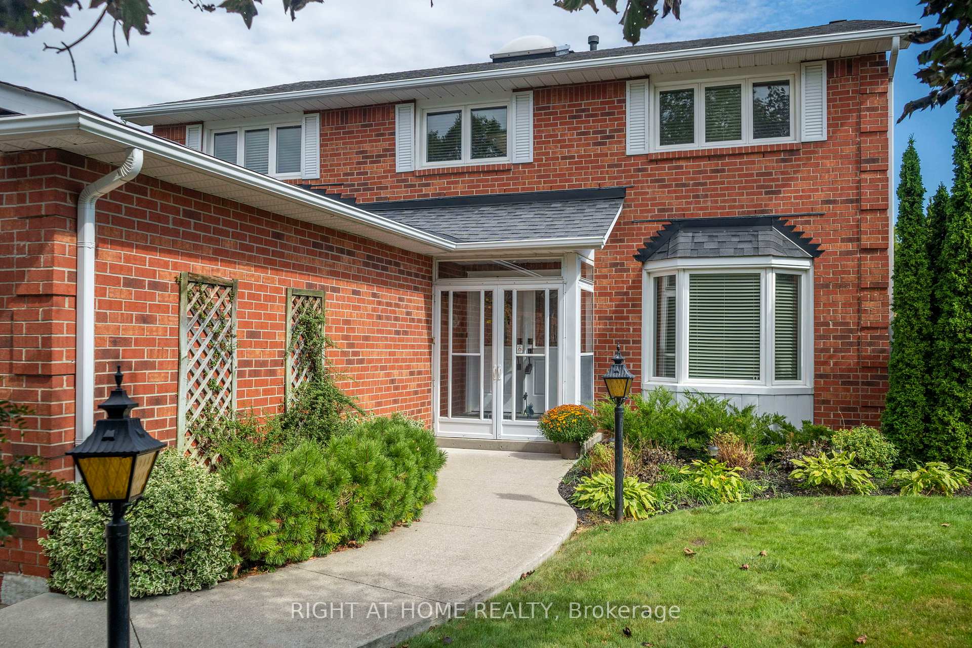 Photo 2 of 20 Mowat Court, Brampton, Heart Lake East — HOMEH