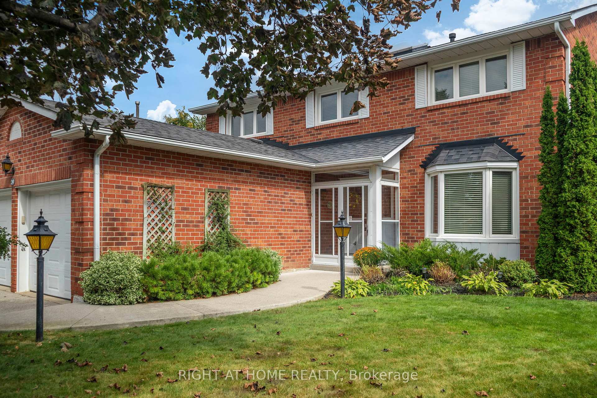 Photo 3 of 20 Mowat Court, Brampton, Heart Lake East — HOMEH