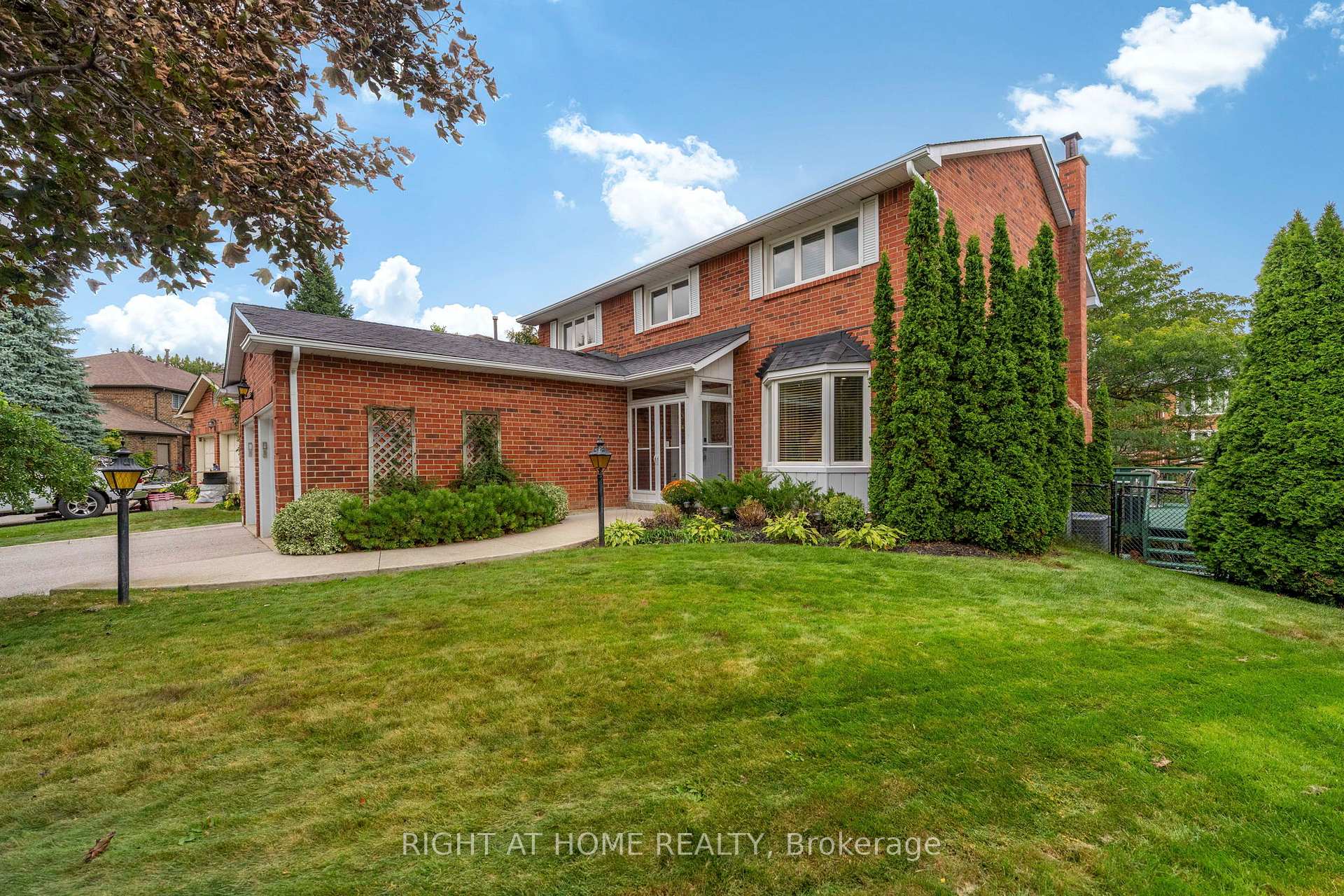 Photo 4 of 20 Mowat Court, Brampton, Heart Lake East — HOMEH