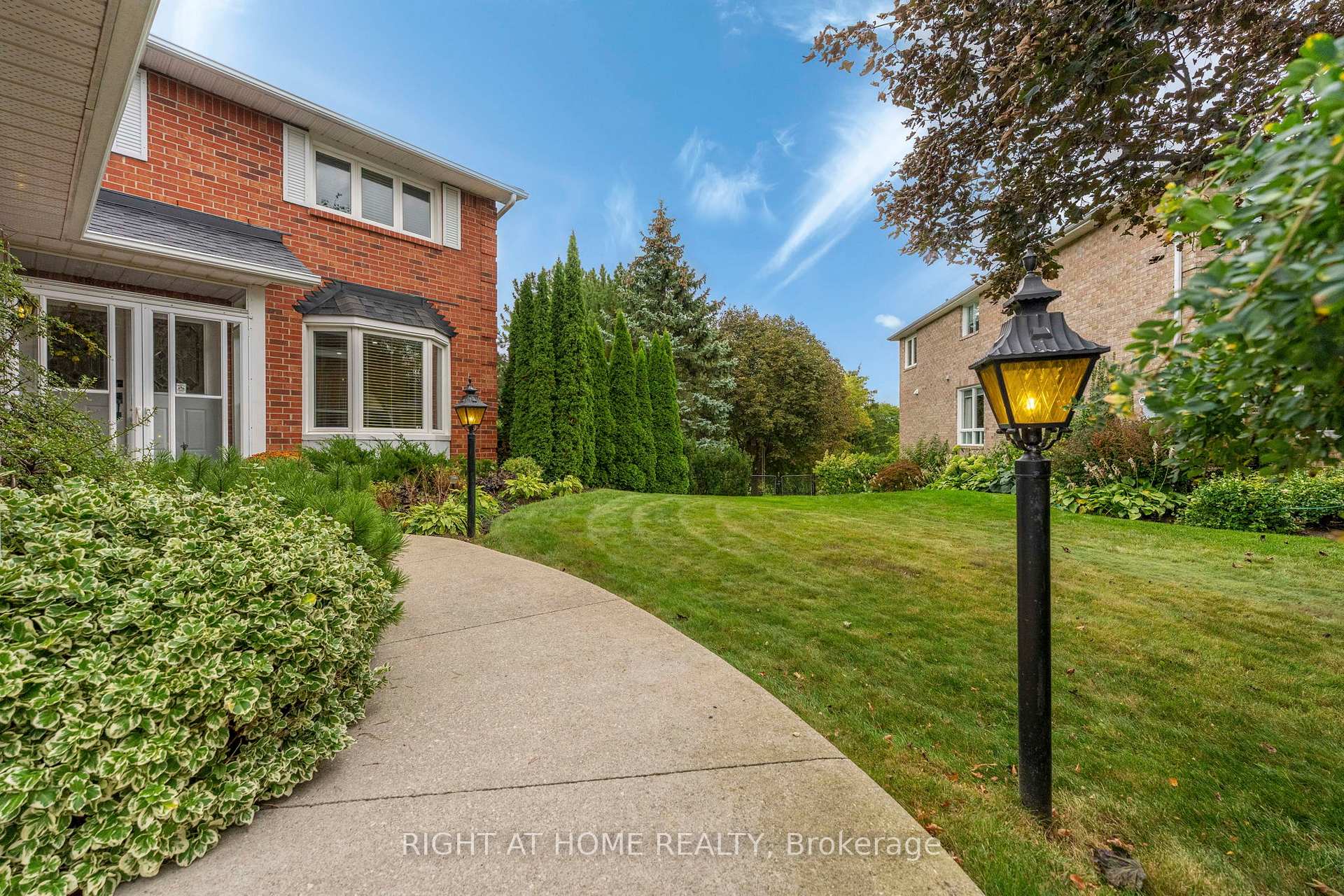 Photo 5 of 20 Mowat Court, Brampton, Heart Lake East — HOMEH