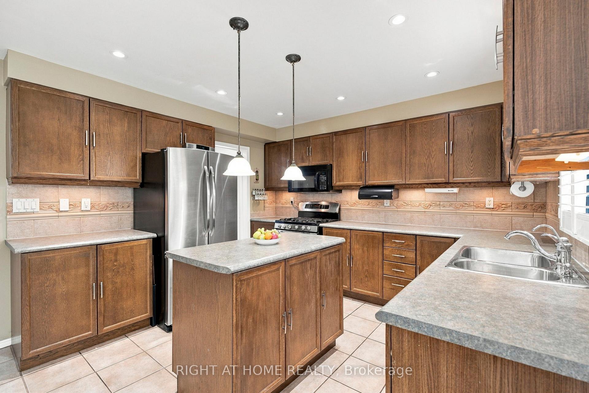 Photo 18 of 20 Mowat Court, Brampton, Heart Lake East — HOMEH