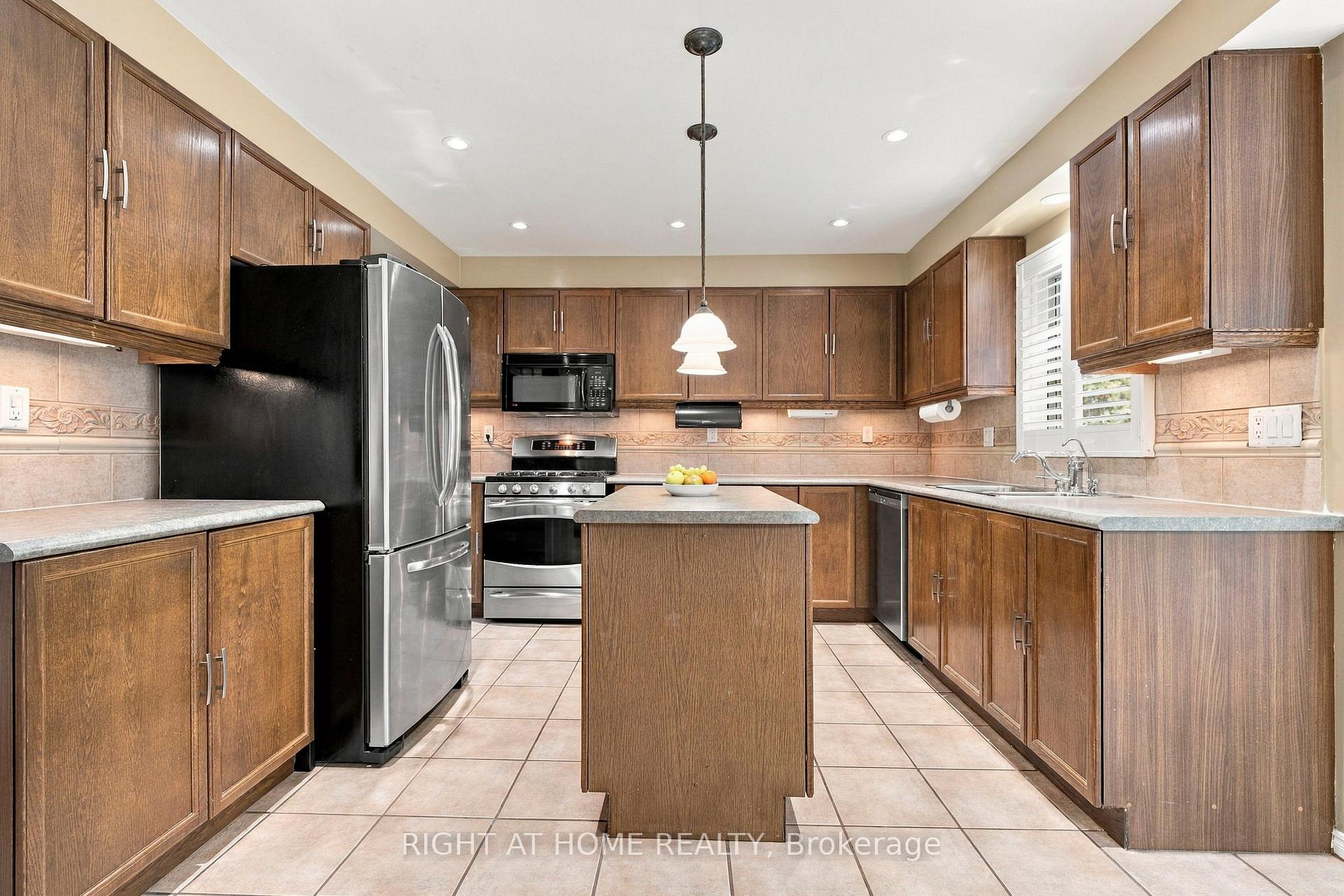 Photo 19 of 20 Mowat Court, Brampton, Heart Lake East — HOMEH