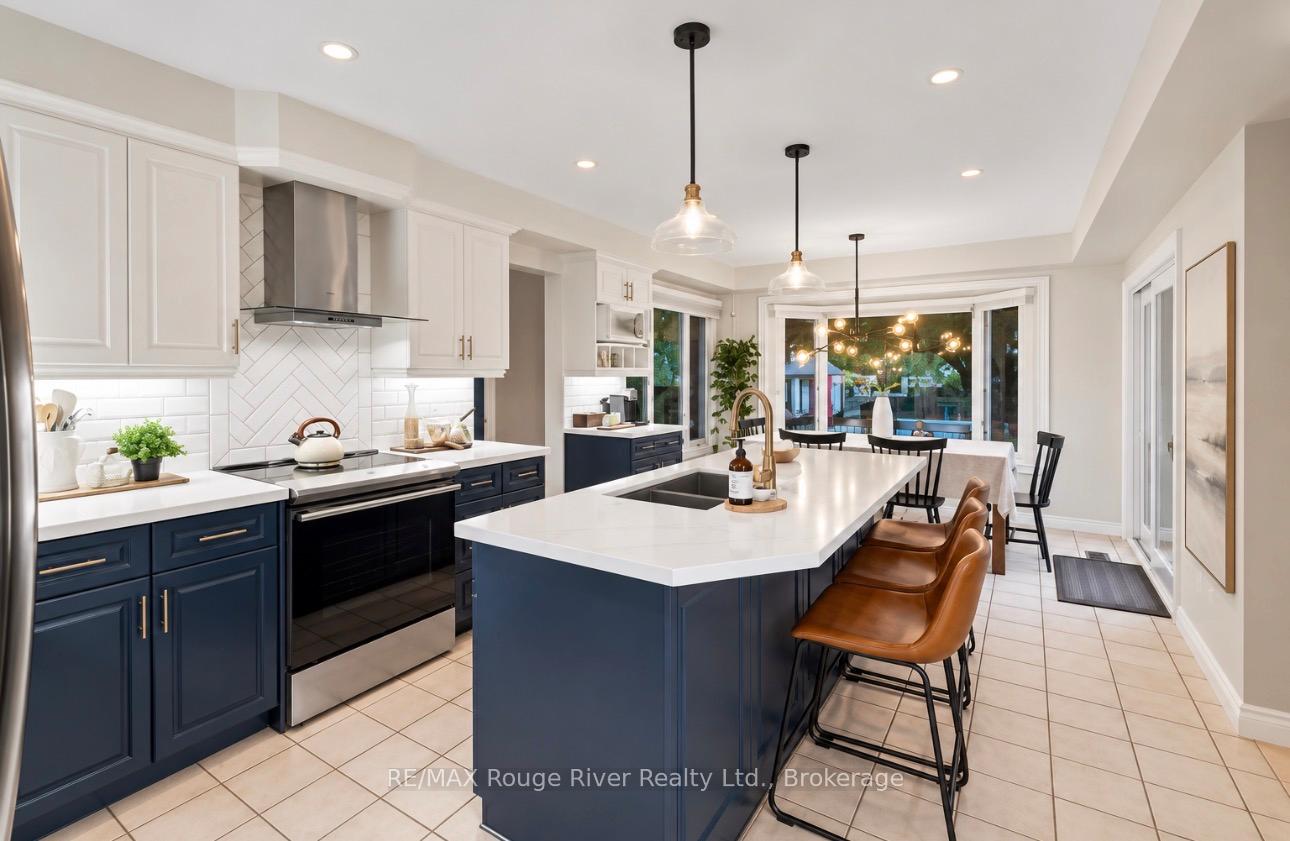 Photo 10 of 7 Lyndhurst Crescent, Whitby, Williamsburg — HOMEH