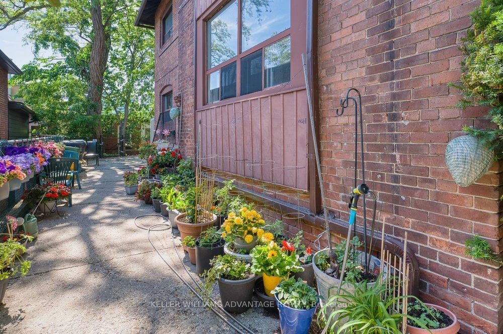 Photo 4 of 24 Indian Road Crescent, Toronto, High Park North — HOMEH