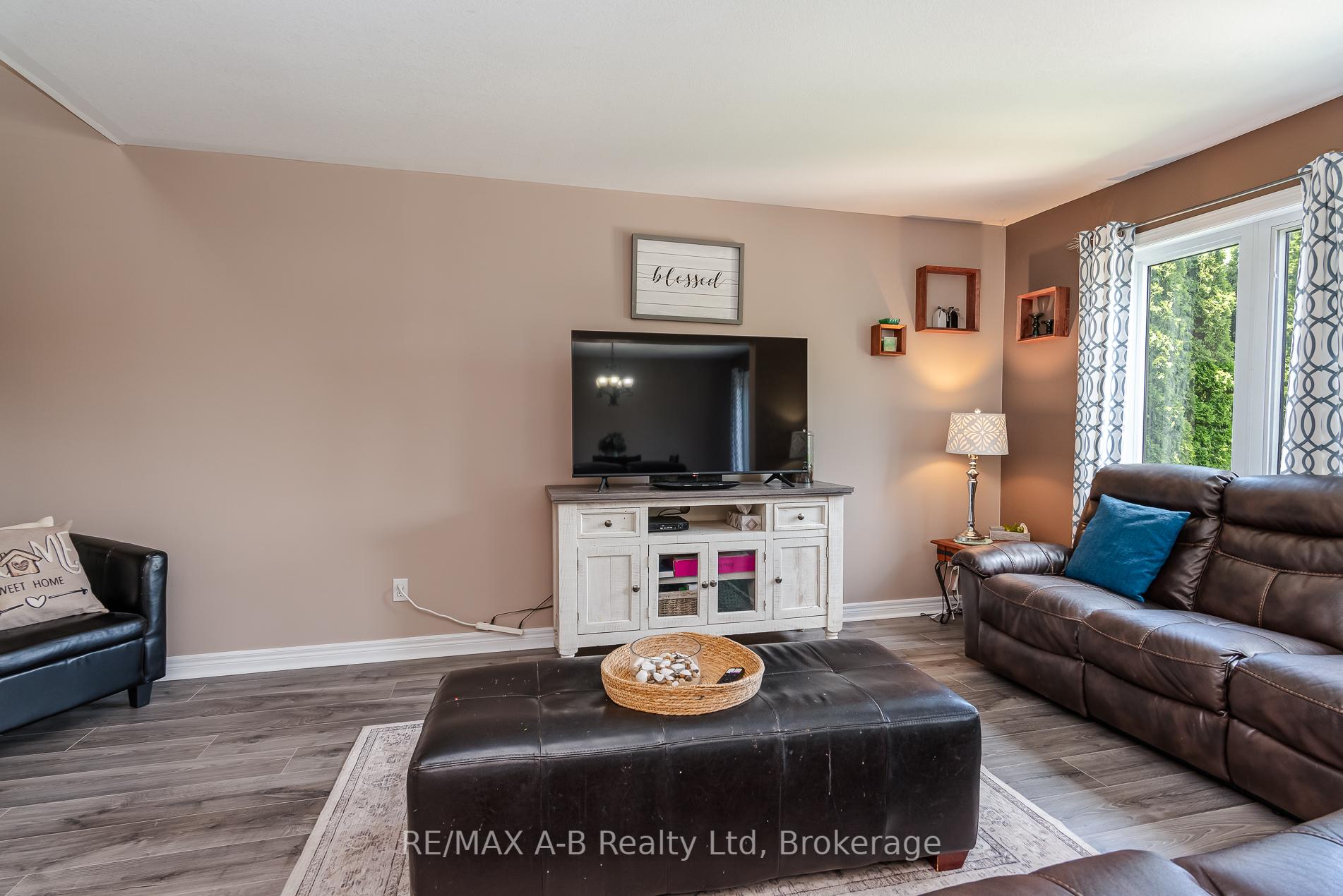 Photo 9 of 108 Walsh Crescent, Stratford — HOMEH