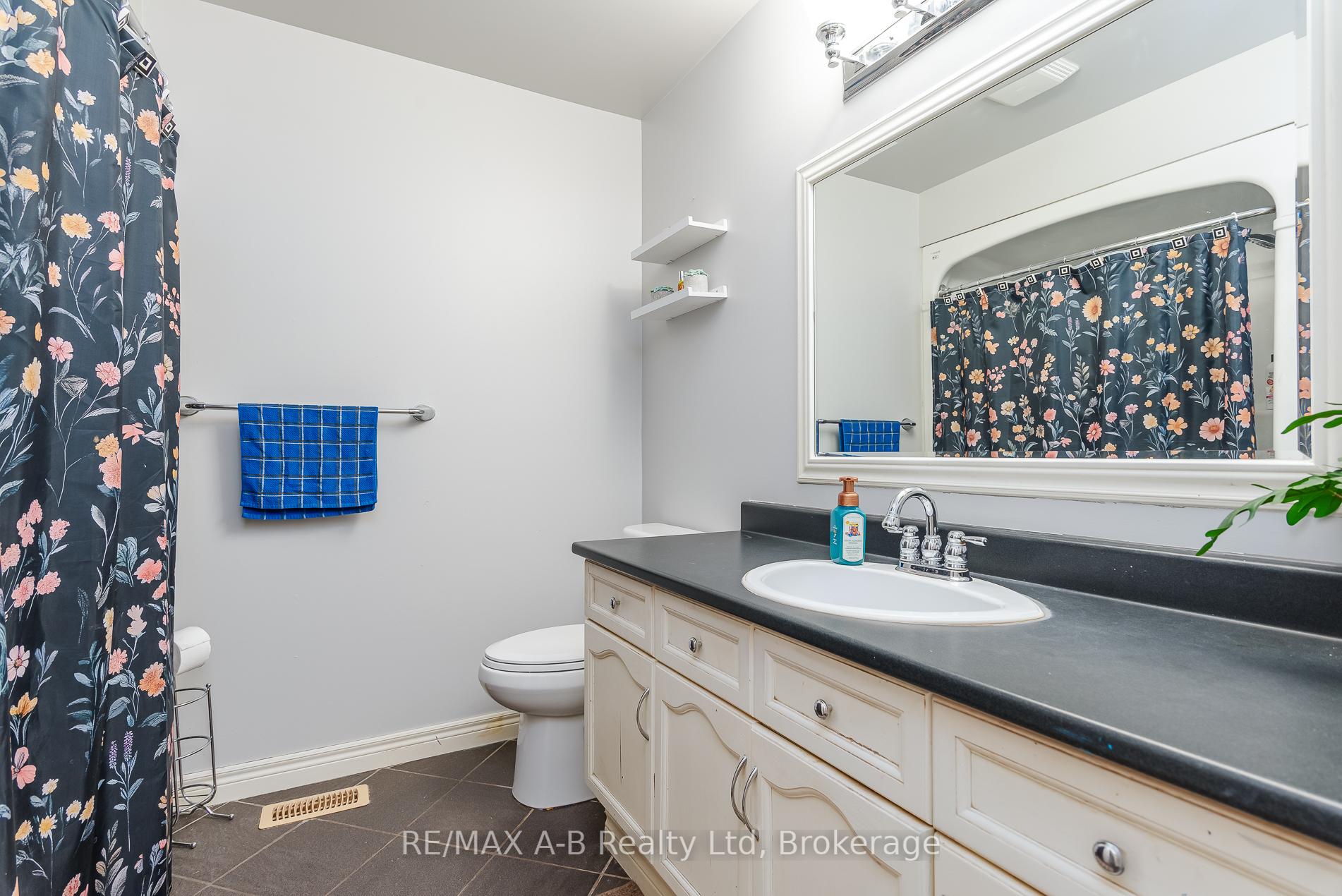 Photo 33 of 108 Walsh Crescent, Stratford — HOMEH