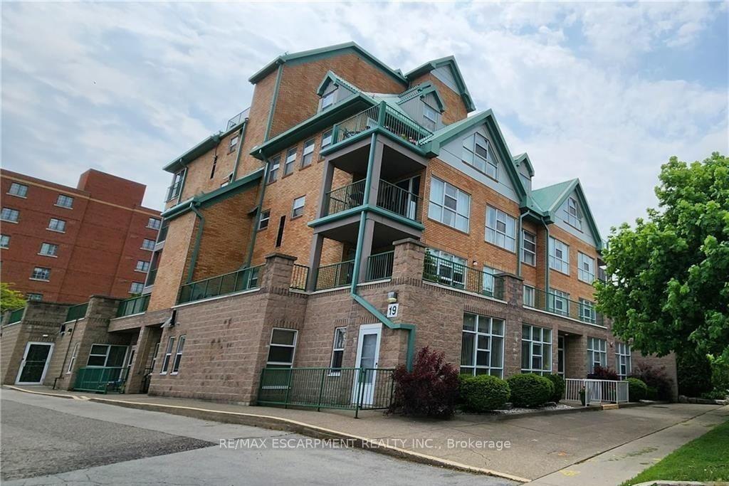 Photo 2 of Unit 204, 19 Lake Avenue S, Hamilton, Stoney Creek — HOMEH