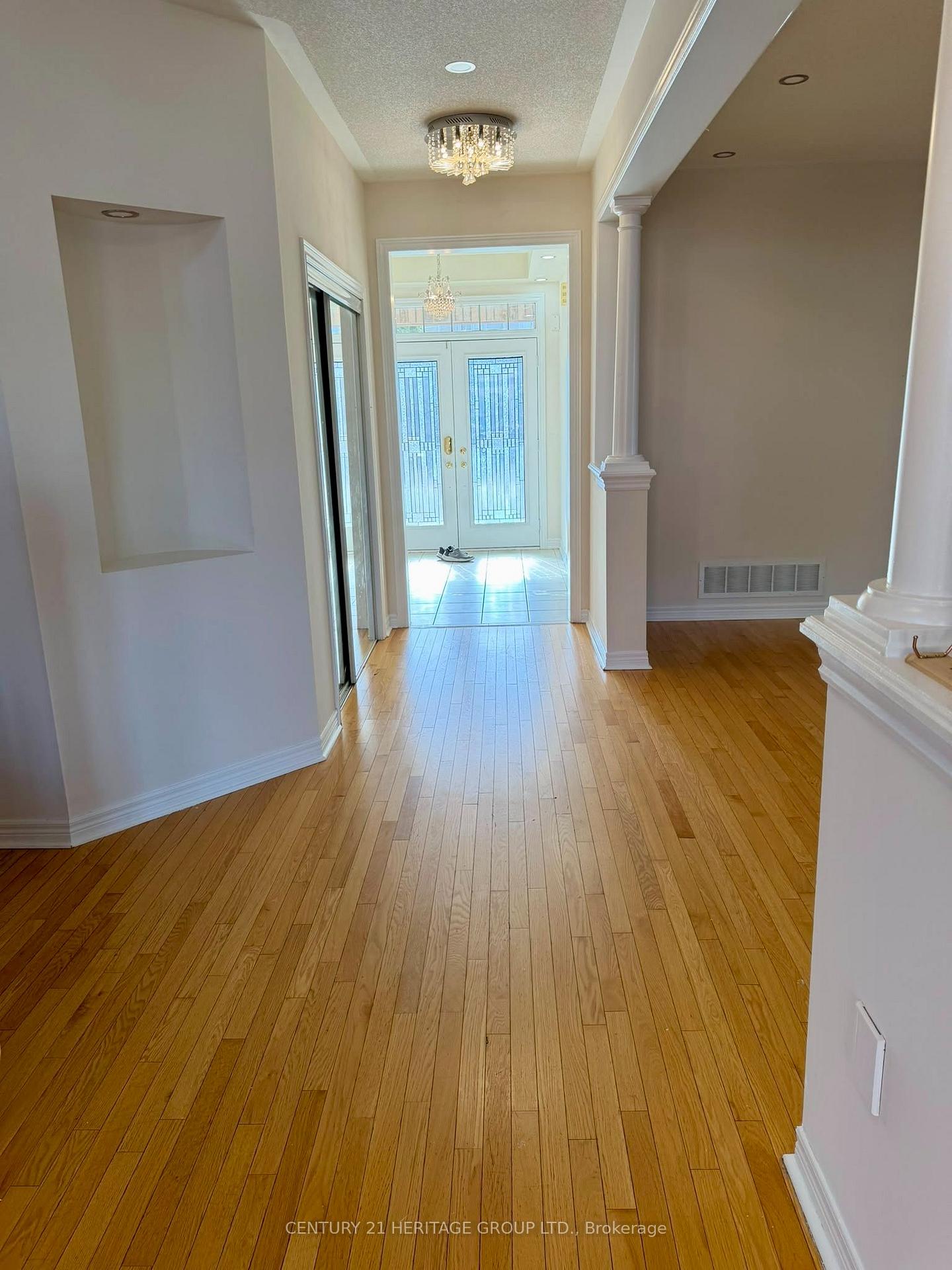 Photo 8 of 119 Laurendale Avenue, Georgina, Keswick South — HOMEH