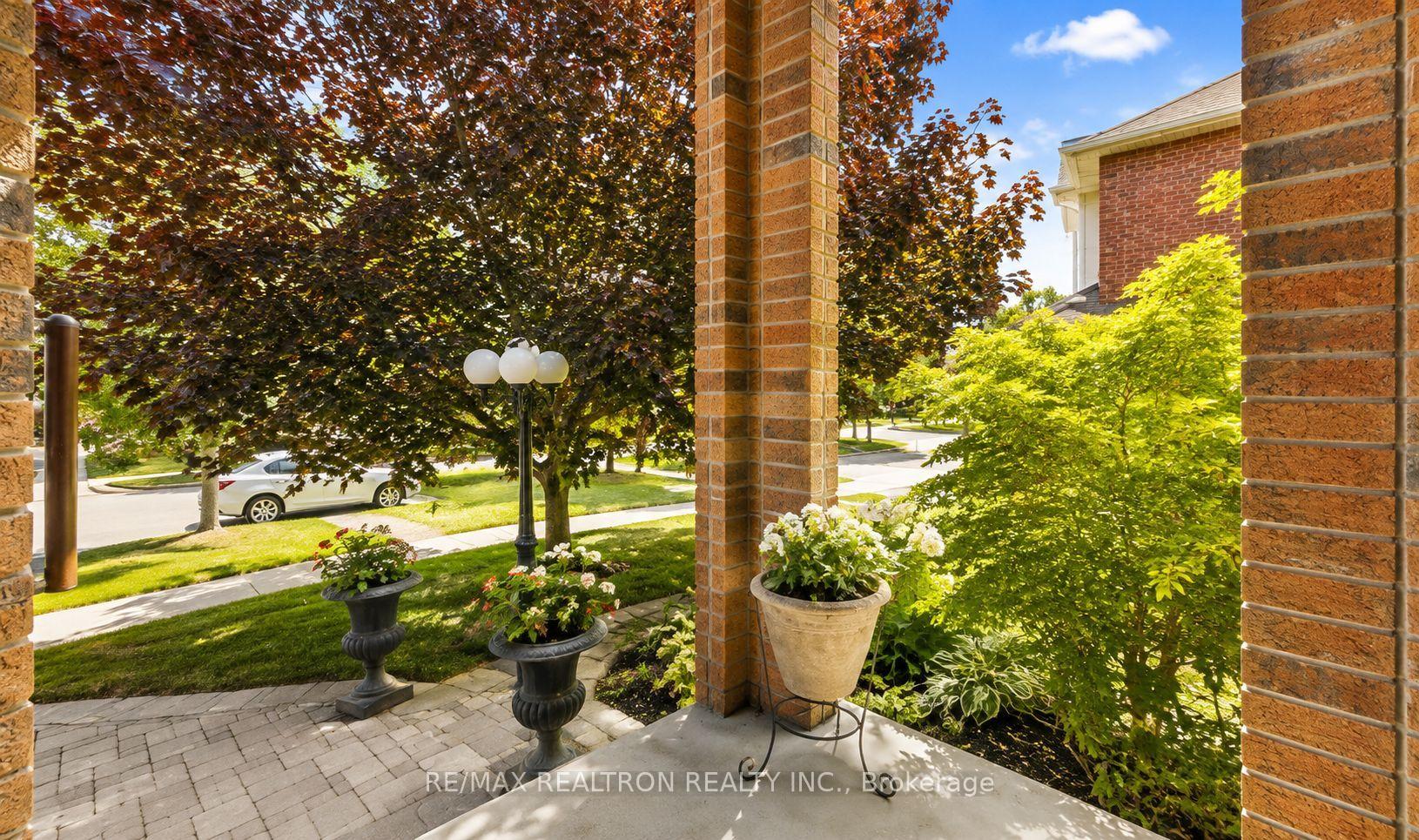 Photo 2 of 215 Drummond Drive, Vaughan, Maple — HOMEH