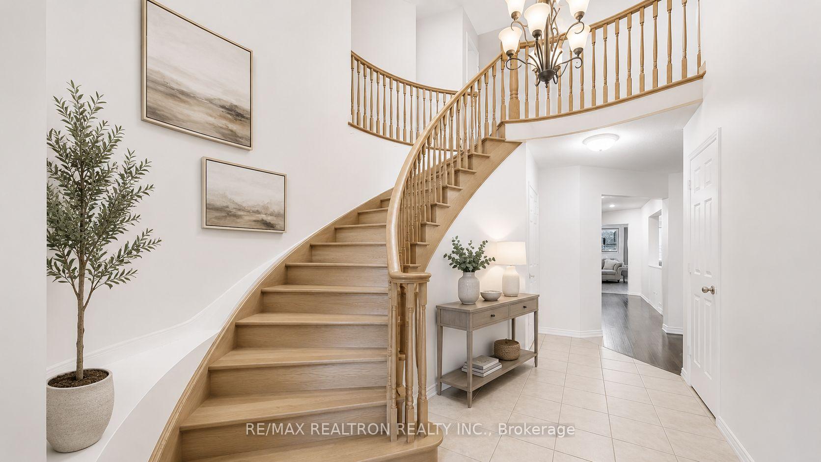 Photo 3 of 215 Drummond Drive, Vaughan, Maple — HOMEH