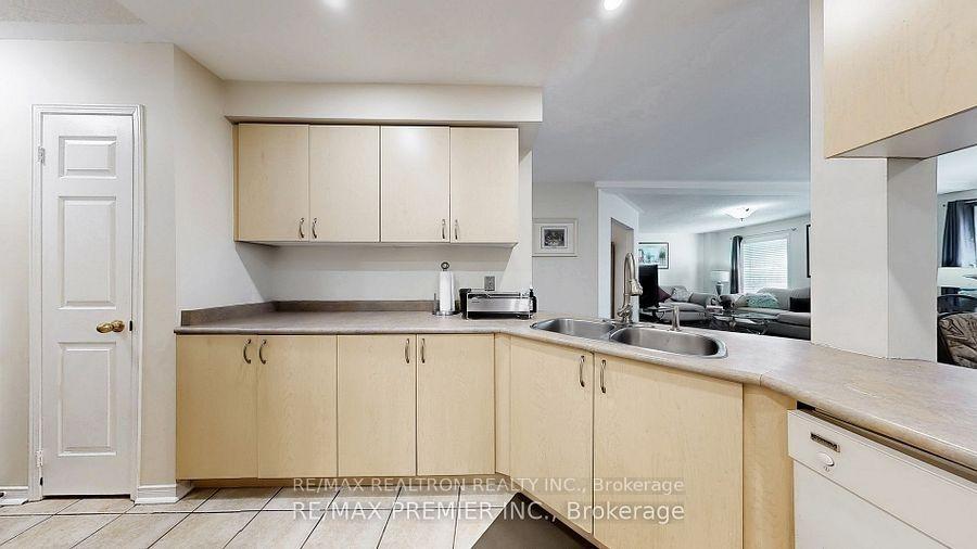 Photo 10 of 215 Drummond Drive, Vaughan, Maple — HOMEH