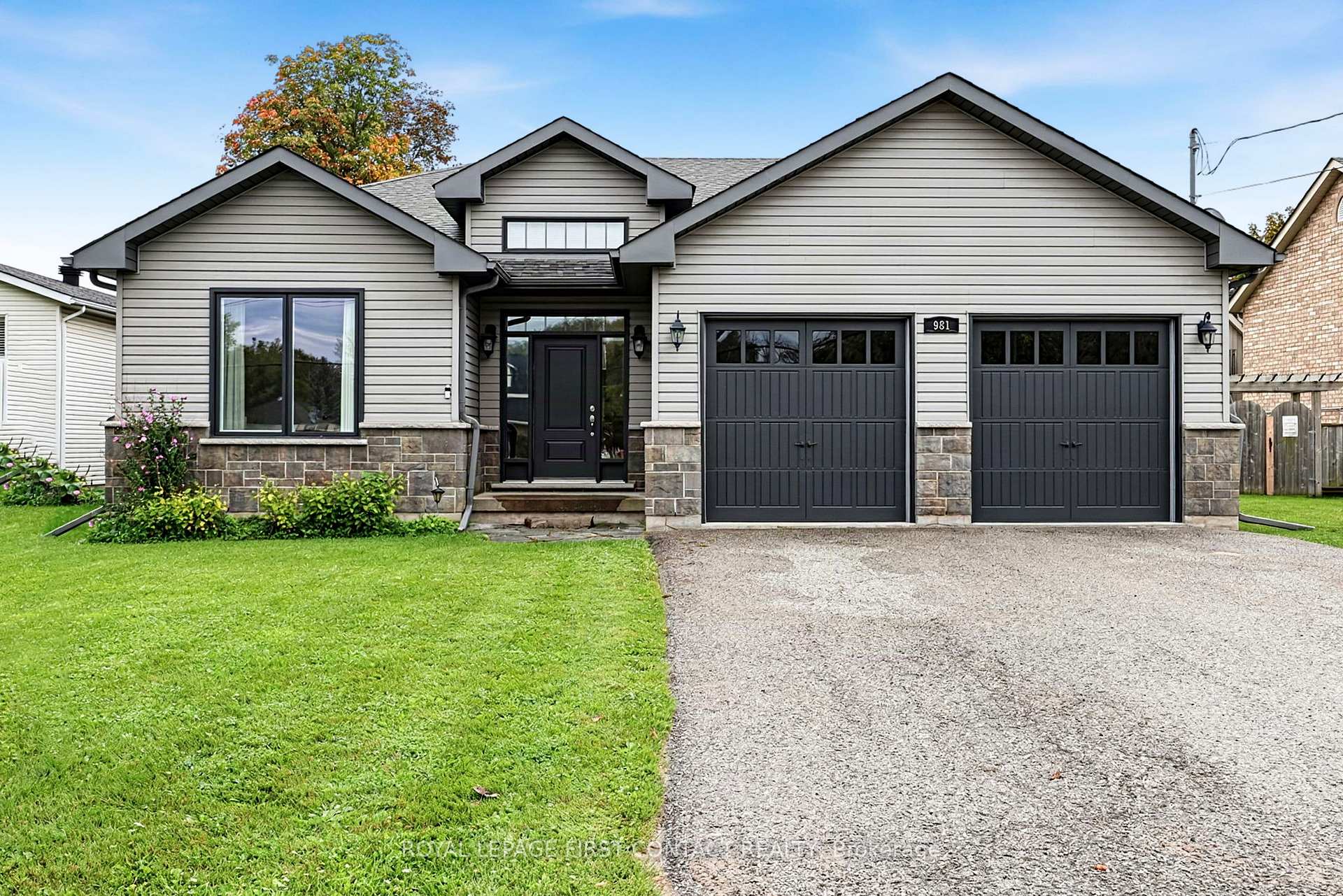 Photo 2 of 981 Ewart Street, Innisfil, Lefroy — HOMEH