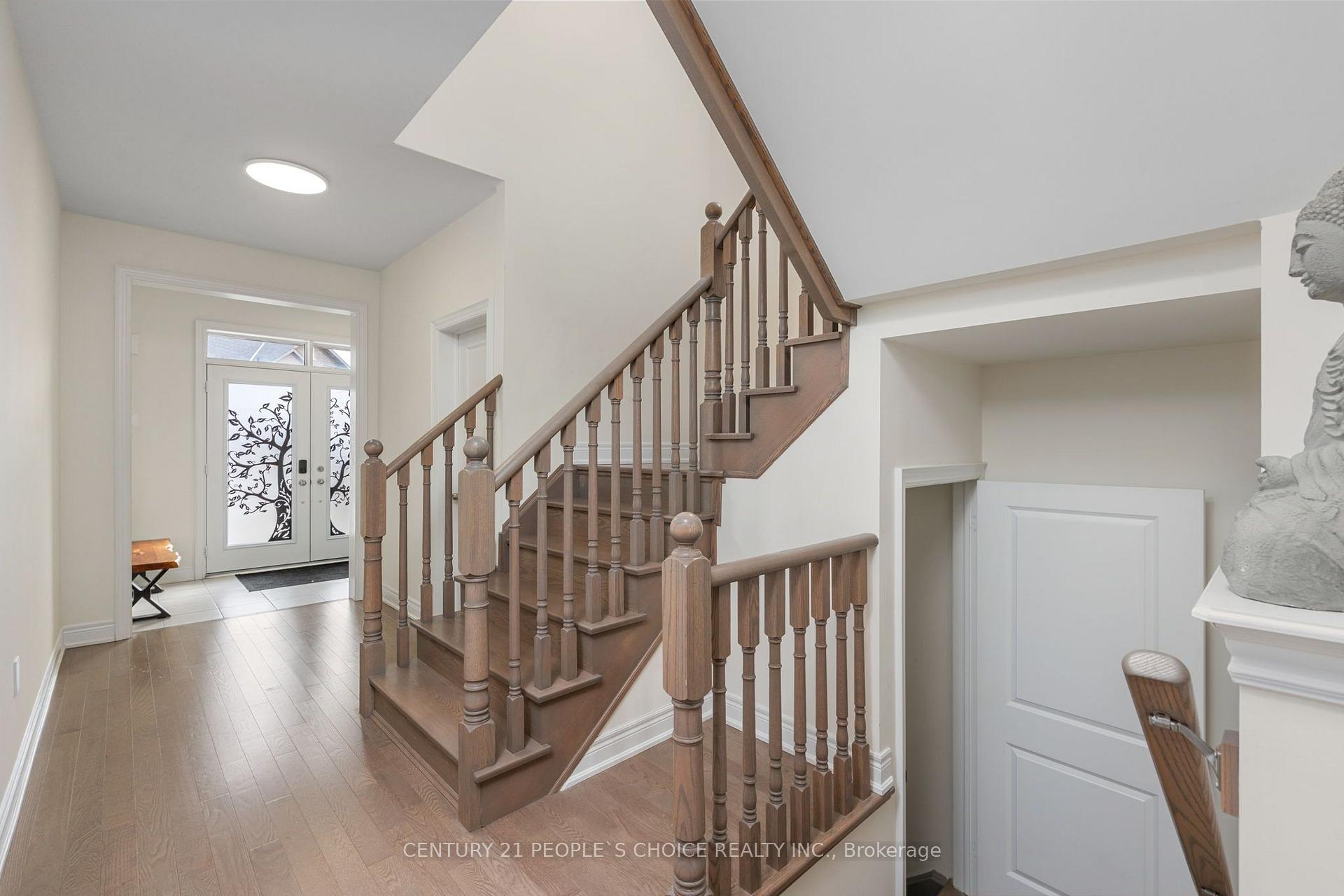 Photo 15 of Unit Upper, 64 Coldwell Bay Circle, Vaughan, Kleinburg — HOMEH