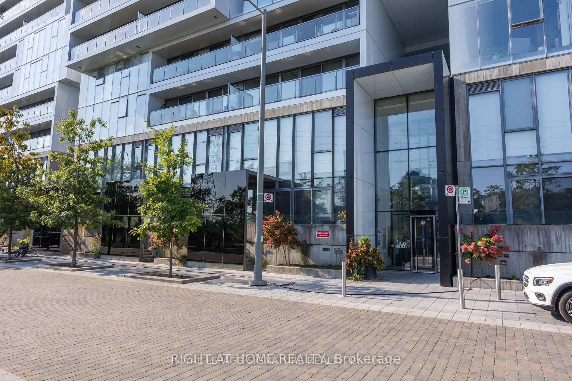 Photo 3 of Unit 502, 32 Trolley Crescent, Toronto, Moss Park — HOMEH