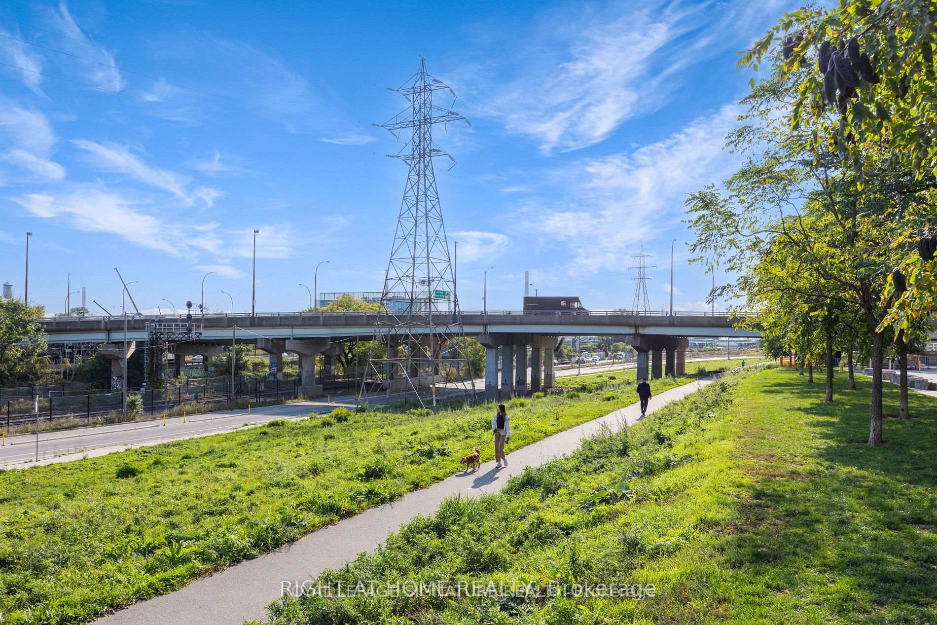 Photo 4 of Unit 502, 32 Trolley Crescent, Toronto, Moss Park — HOMEH