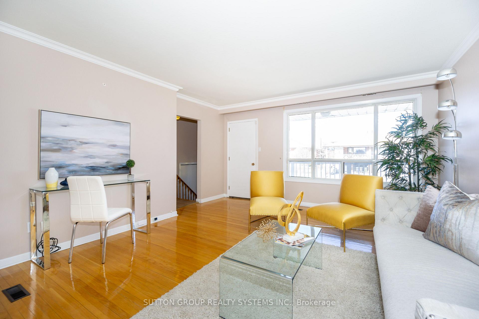 Photo 4 of Unit Upper, 233 Hullmar Drive, North York, Black Creek — HOMEH