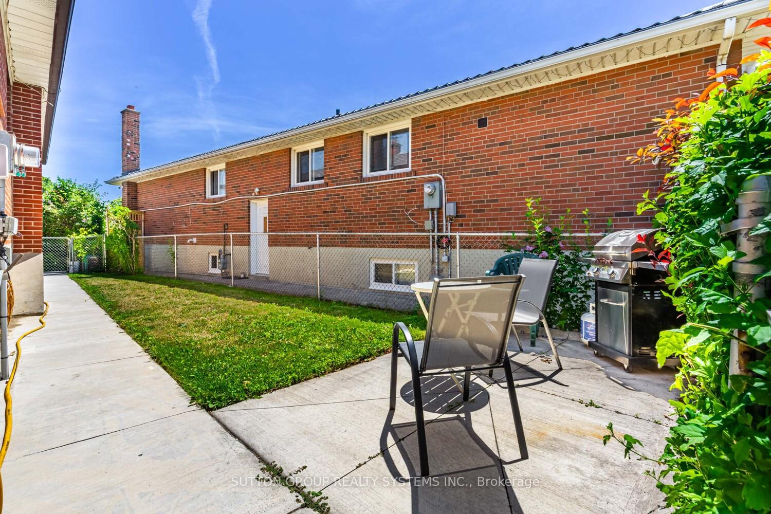 Photo 21 of Unit Upper, 233 Hullmar Drive, North York, Black Creek — HOMEH