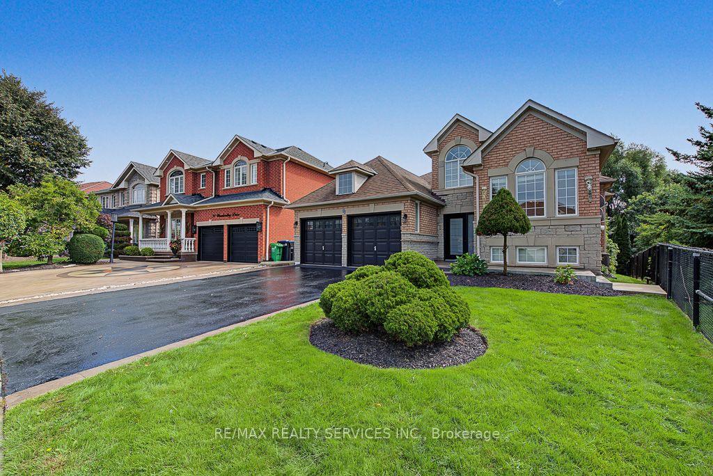Photo 2 of 33 Woodvalley Drive, Brampton, Fletcher's Meadow — HOMEH