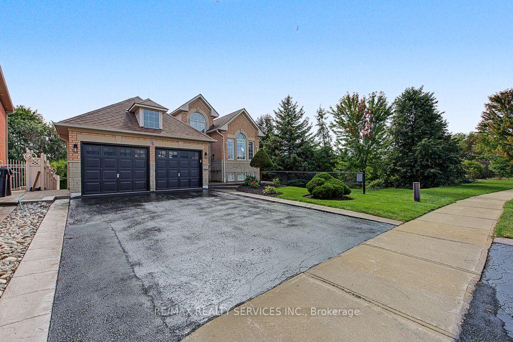 Photo 3 of 33 Woodvalley Drive, Brampton, Fletcher's Meadow — HOMEH