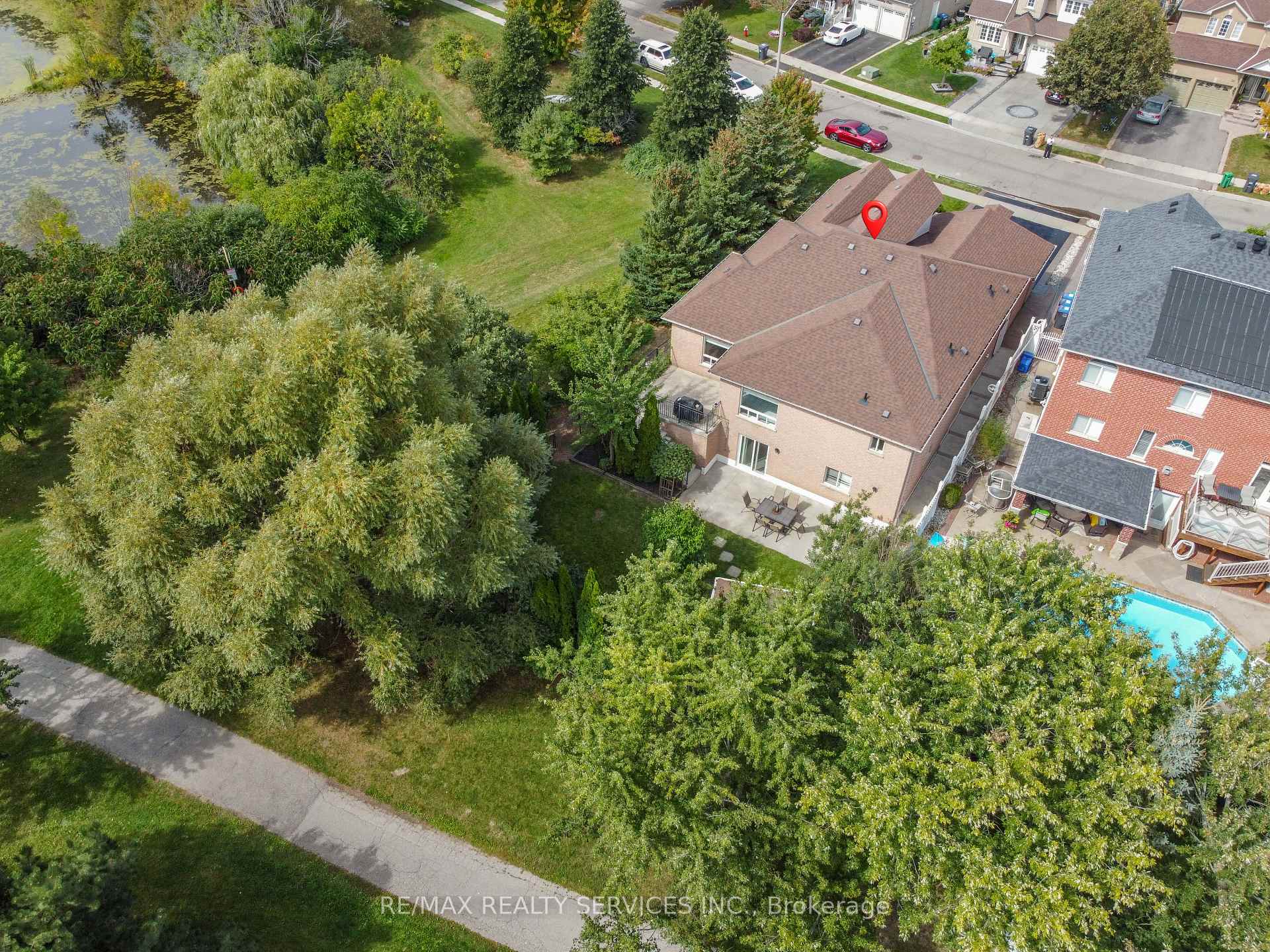 Photo 4 of 33 Woodvalley Drive, Brampton, Fletcher's Meadow — HOMEH