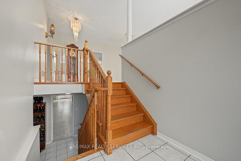 Photo 7 of 33 Woodvalley Drive, Brampton, Fletcher's Meadow — HOMEH