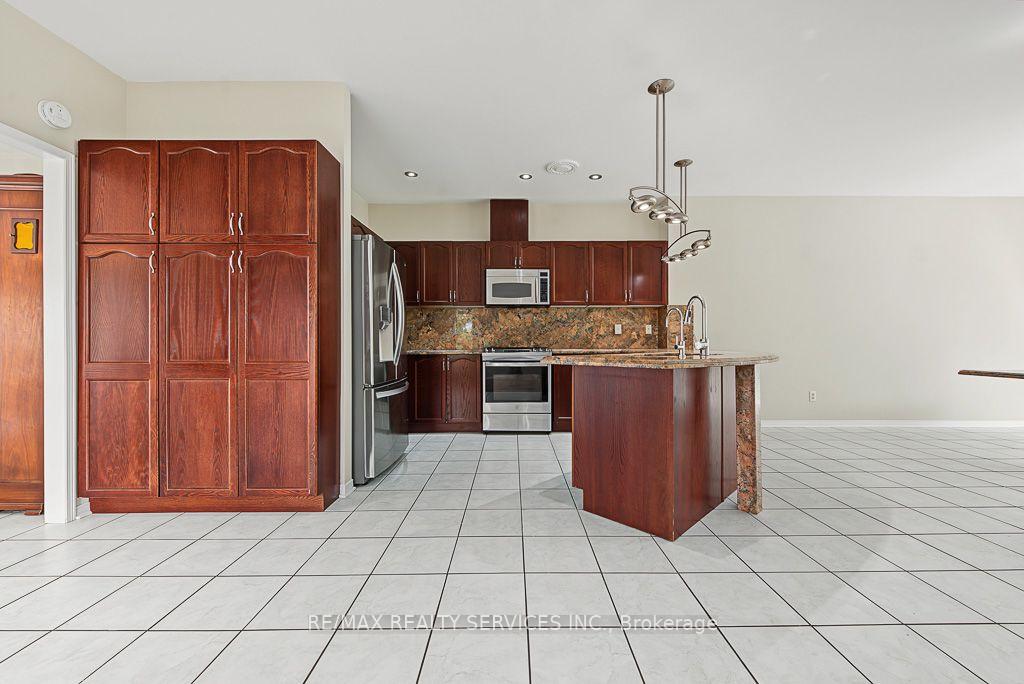 Photo 12 of 33 Woodvalley Drive, Brampton, Fletcher's Meadow — HOMEH