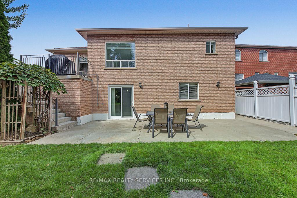 Photo 41 of 33 Woodvalley Drive, Brampton, Fletcher's Meadow — HOMEH