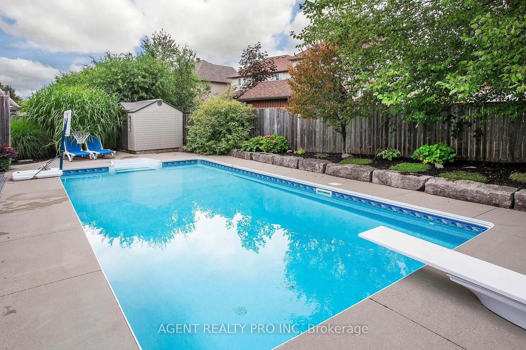 Photo 6 of 1912 Jubilee Drive, London, North E — HOMEH