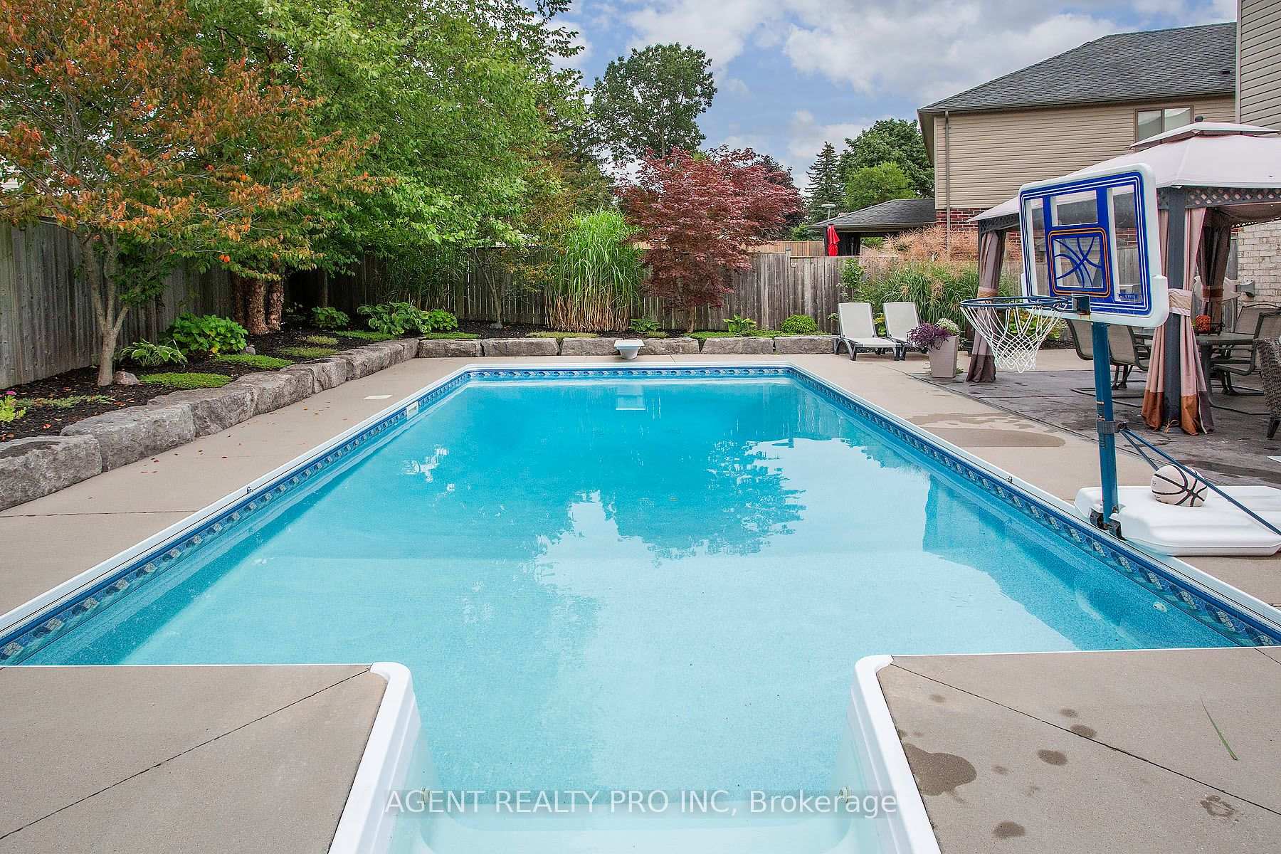 Photo 7 of 1912 Jubilee Drive, London, North E — HOMEH