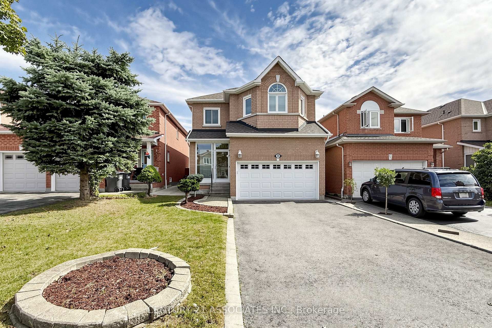 Photo 3 of 890 Blyleven Boulevard, Mississauga, East Credit — HOMEH