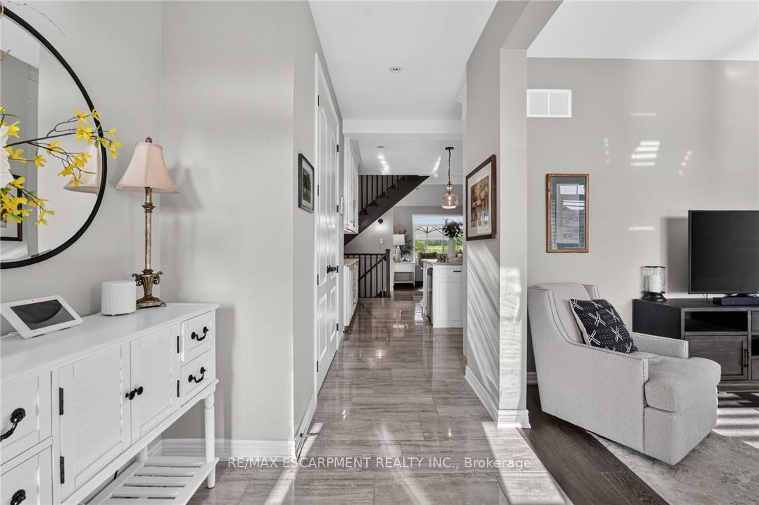 Photo 5 of 62 Forestview Court, West Lincoln, Smithville — HOMEH
